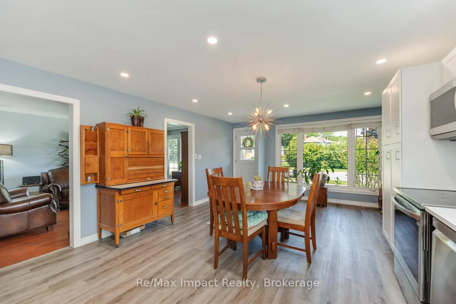 Photo 5 of 44 Brown Street, Clarington, Bowmanville — HOMEH