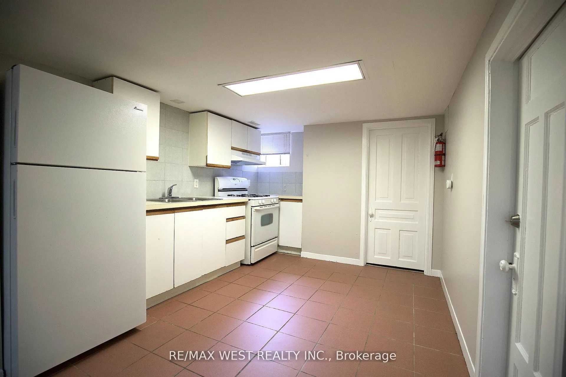 Photo 4 of Unit Basement, 32 Beatrice Street, Toronto, Trinity-Bellwoods — HOMEH