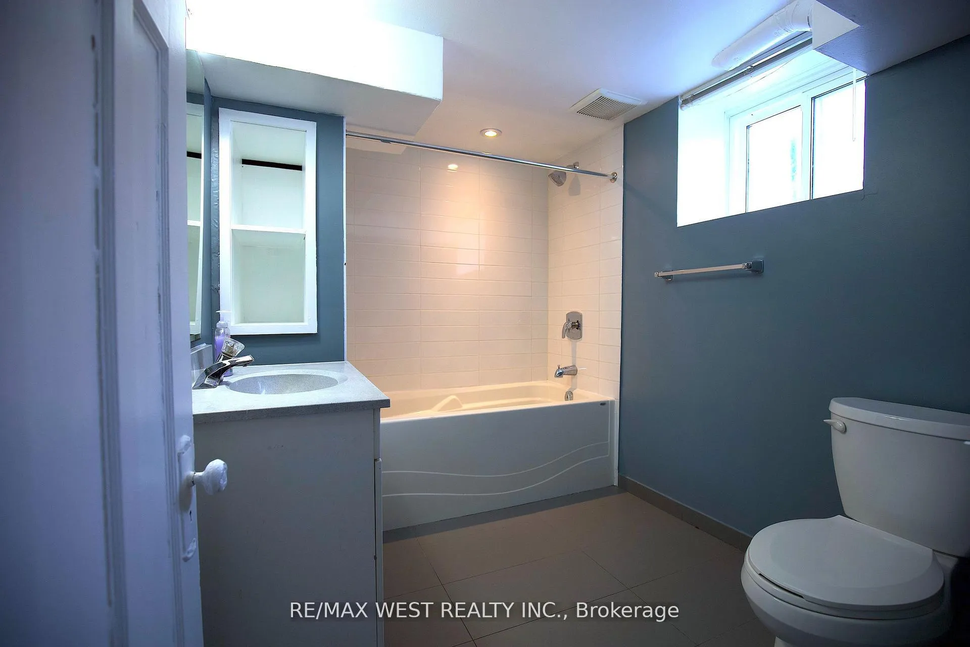 Photo 9 of Unit Basement, 32 Beatrice Street, Toronto, Trinity-Bellwoods — HOMEH