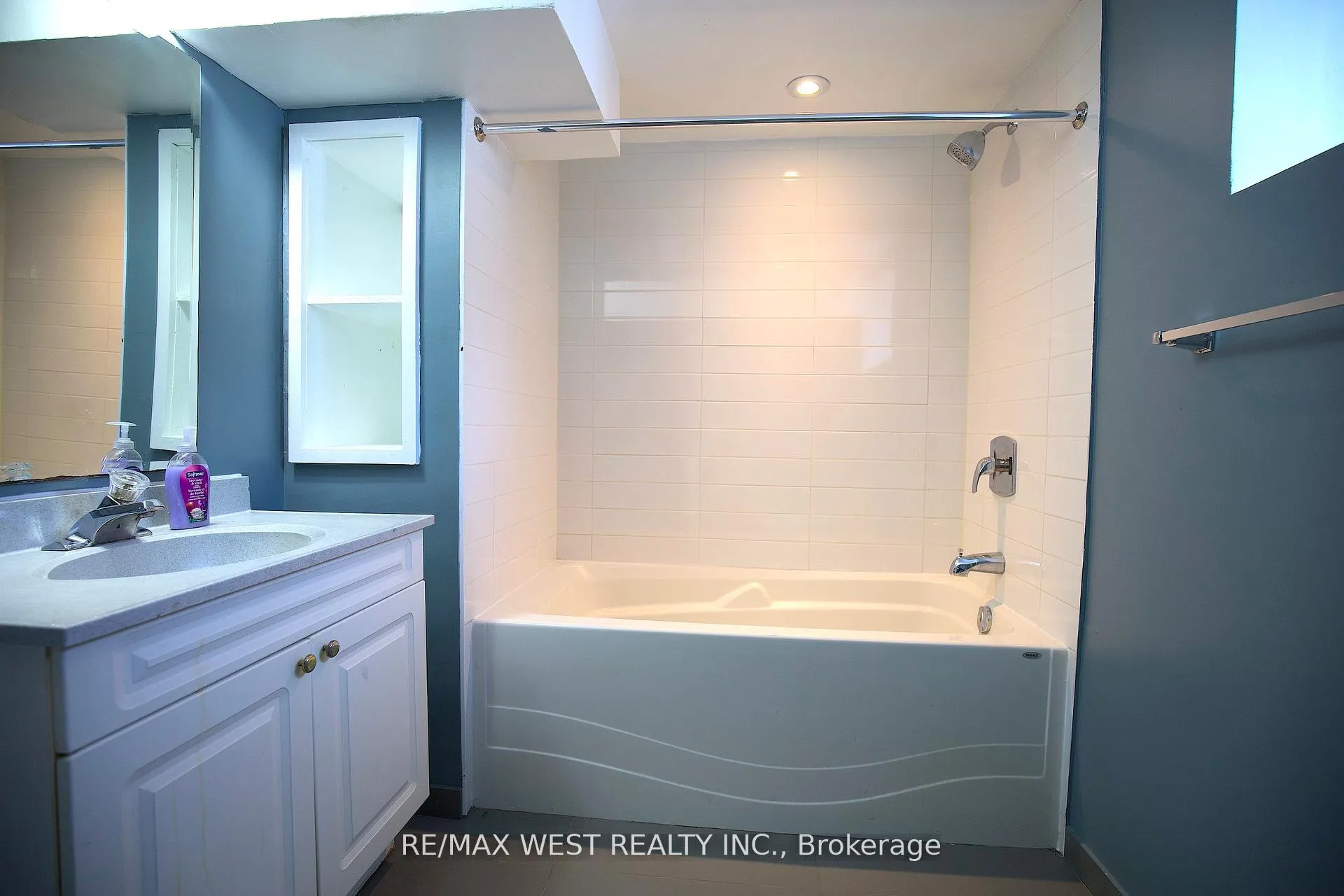 Photo 10 of Unit Basement, 32 Beatrice Street, Toronto, Trinity-Bellwoods — HOMEH