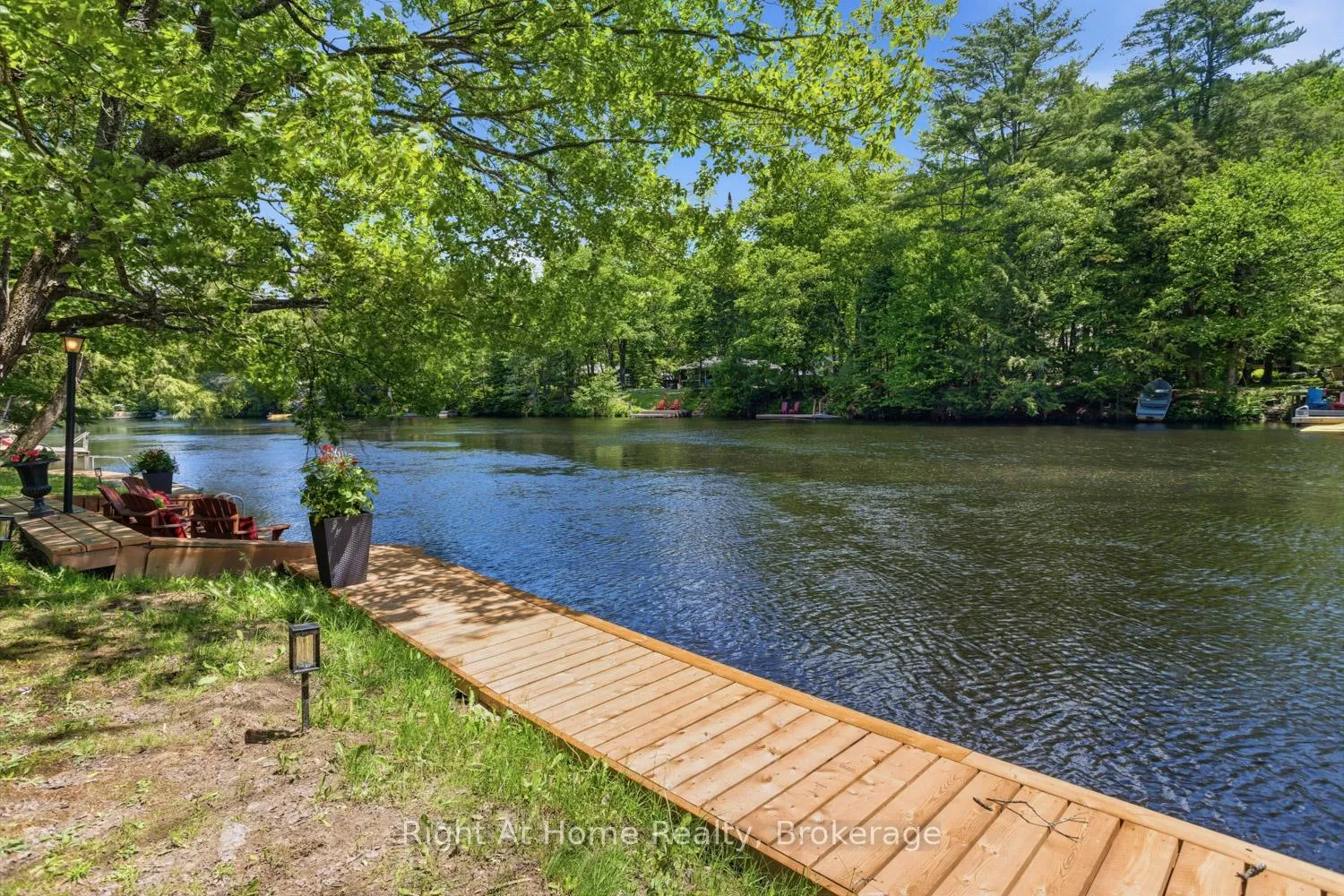 Photo 3 of 1074 Holiday Park Drive, Bracebridge, Macaulay — HOMEH