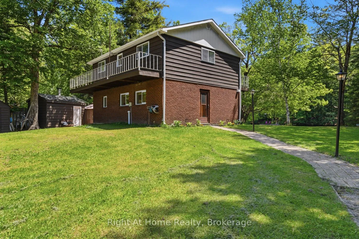Photo 2 of 1074 Holiday Park Drive, Bracebridge, Macaulay — HOMEH