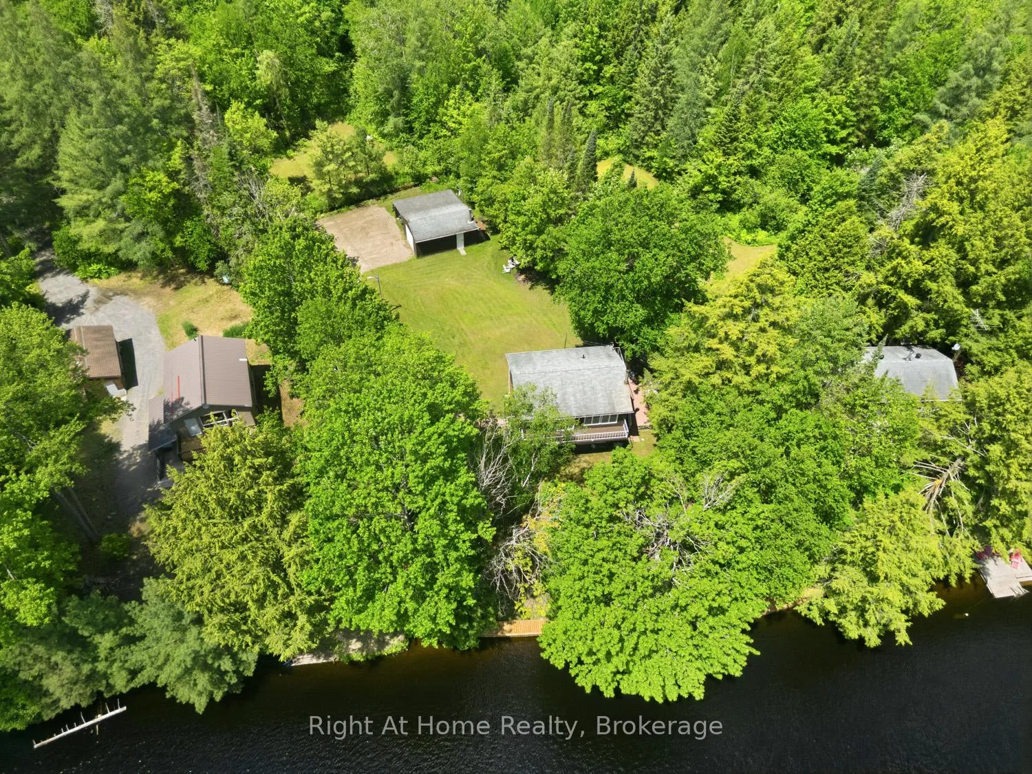 Photo 10 of 1074 Holiday Park Drive, Bracebridge, Macaulay — HOMEH