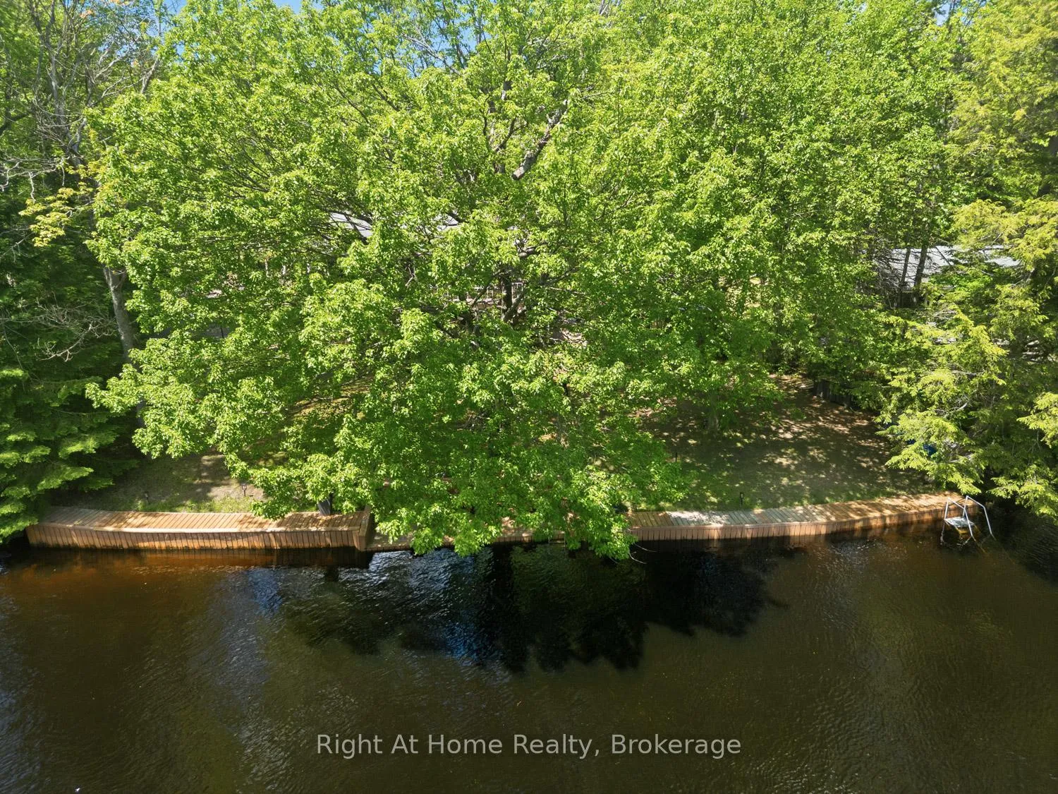 Photo 11 of 1074 Holiday Park Drive, Bracebridge, Macaulay — HOMEH