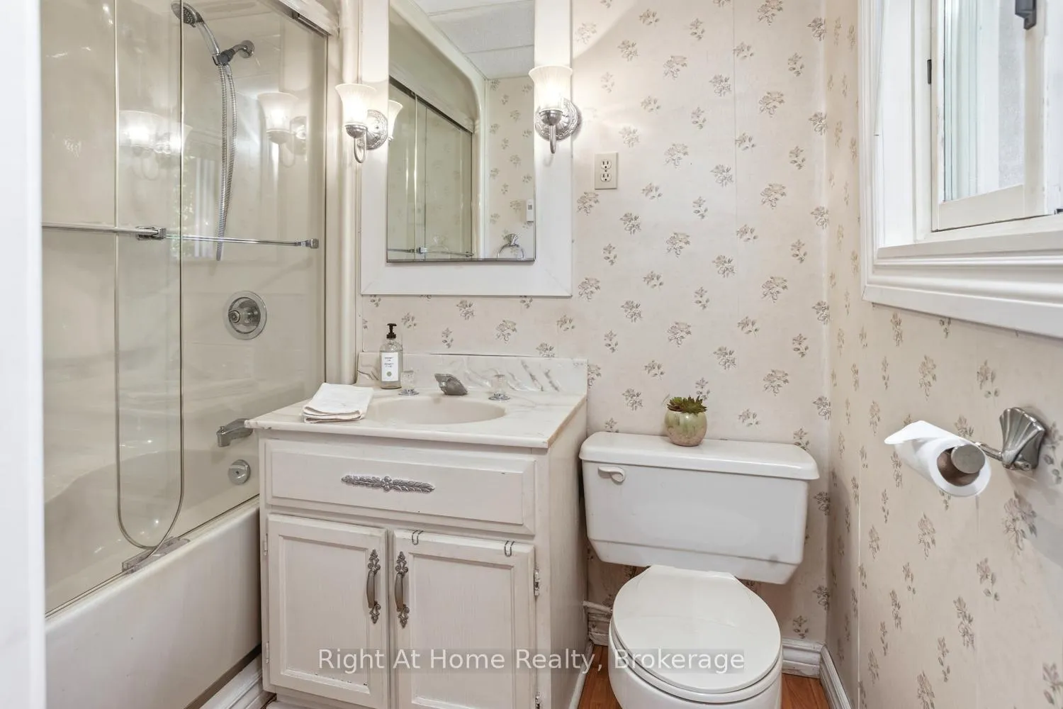 Photo 25 of 1074 Holiday Park Drive, Bracebridge, Macaulay — HOMEH