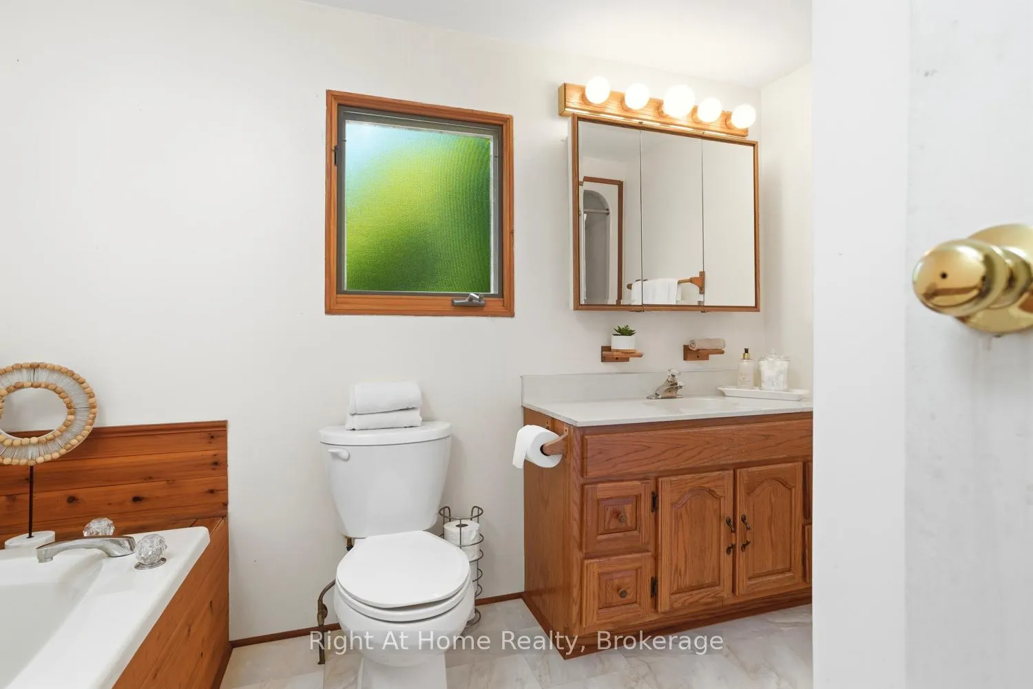 Photo 28 of 1074 Holiday Park Drive, Bracebridge, Macaulay — HOMEH