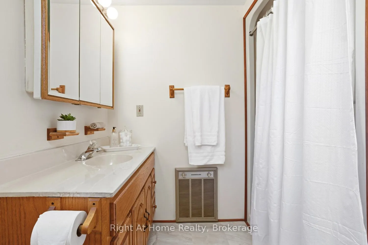 Photo 29 of 1074 Holiday Park Drive, Bracebridge, Macaulay — HOMEH