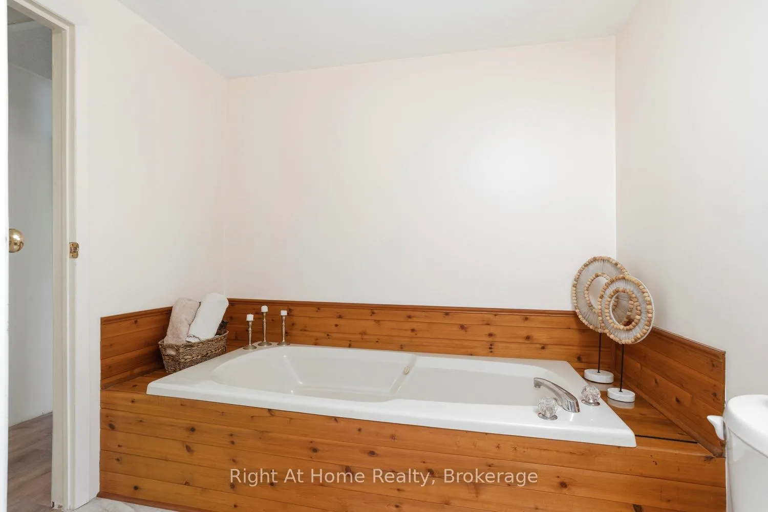 Photo 30 of 1074 Holiday Park Drive, Bracebridge, Macaulay — HOMEH