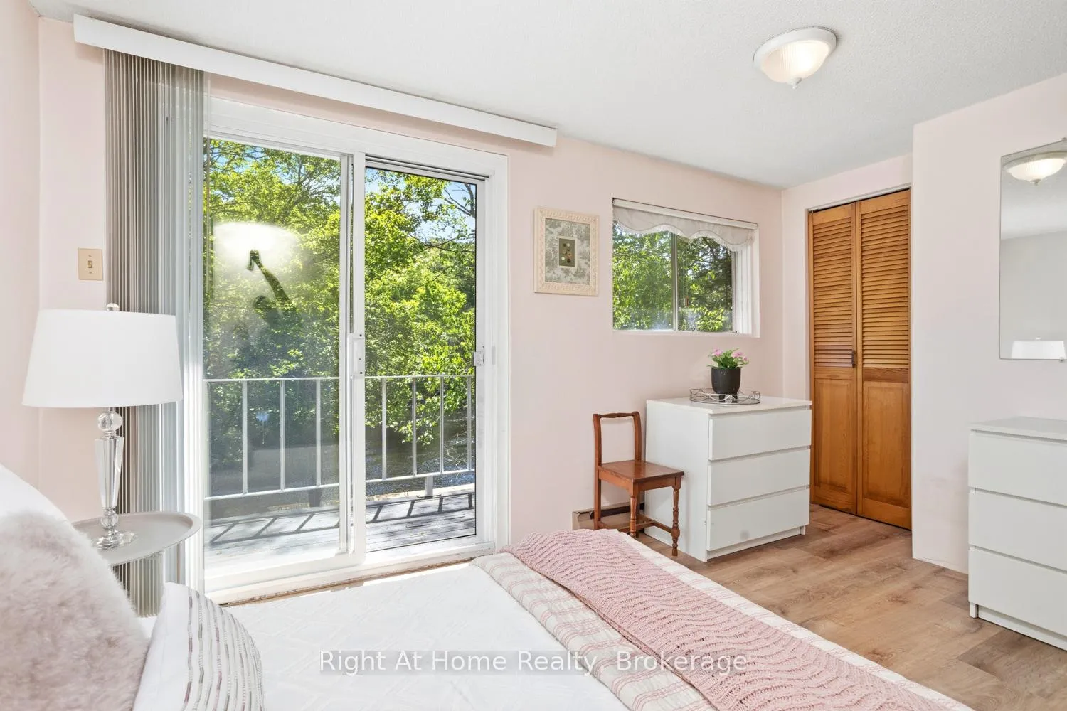 Photo 32 of 1074 Holiday Park Drive, Bracebridge, Macaulay — HOMEH