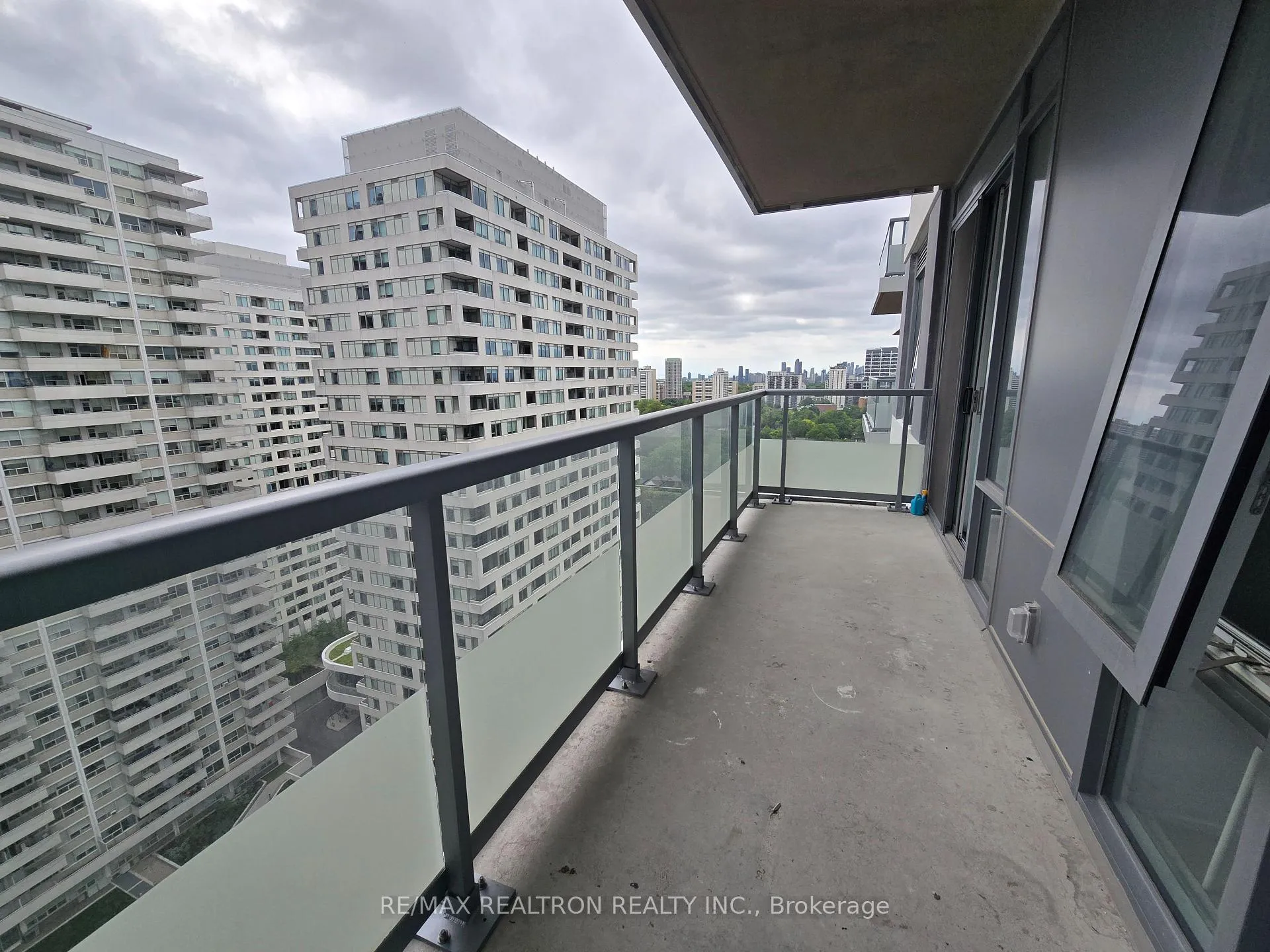 Photo 7 of Unit 2120, 20 Dunfield Avenue, Toronto, Mount Pleasant West — HOMEH