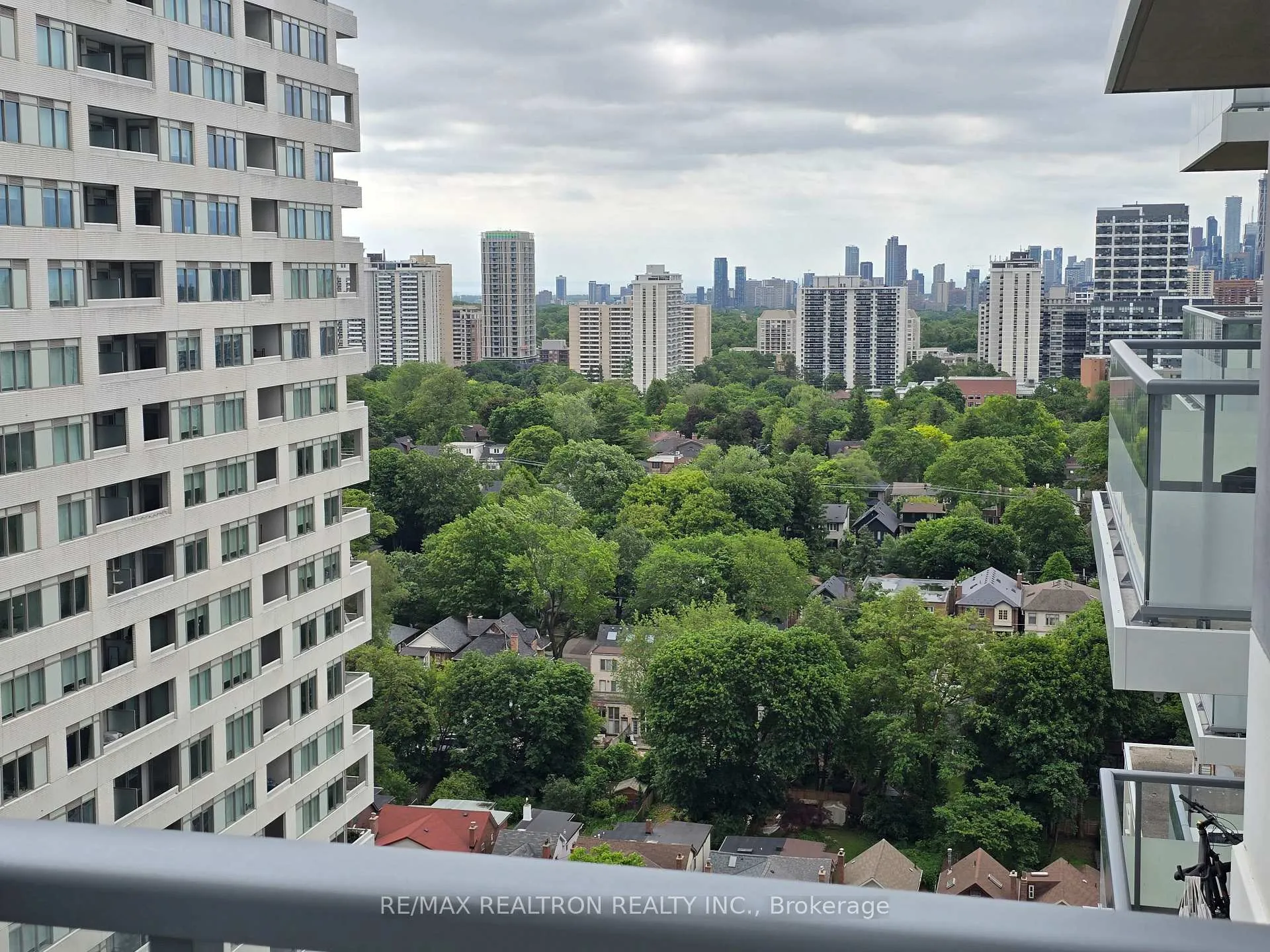 Photo 8 of Unit 2120, 20 Dunfield Avenue, Toronto, Mount Pleasant West — HOMEH