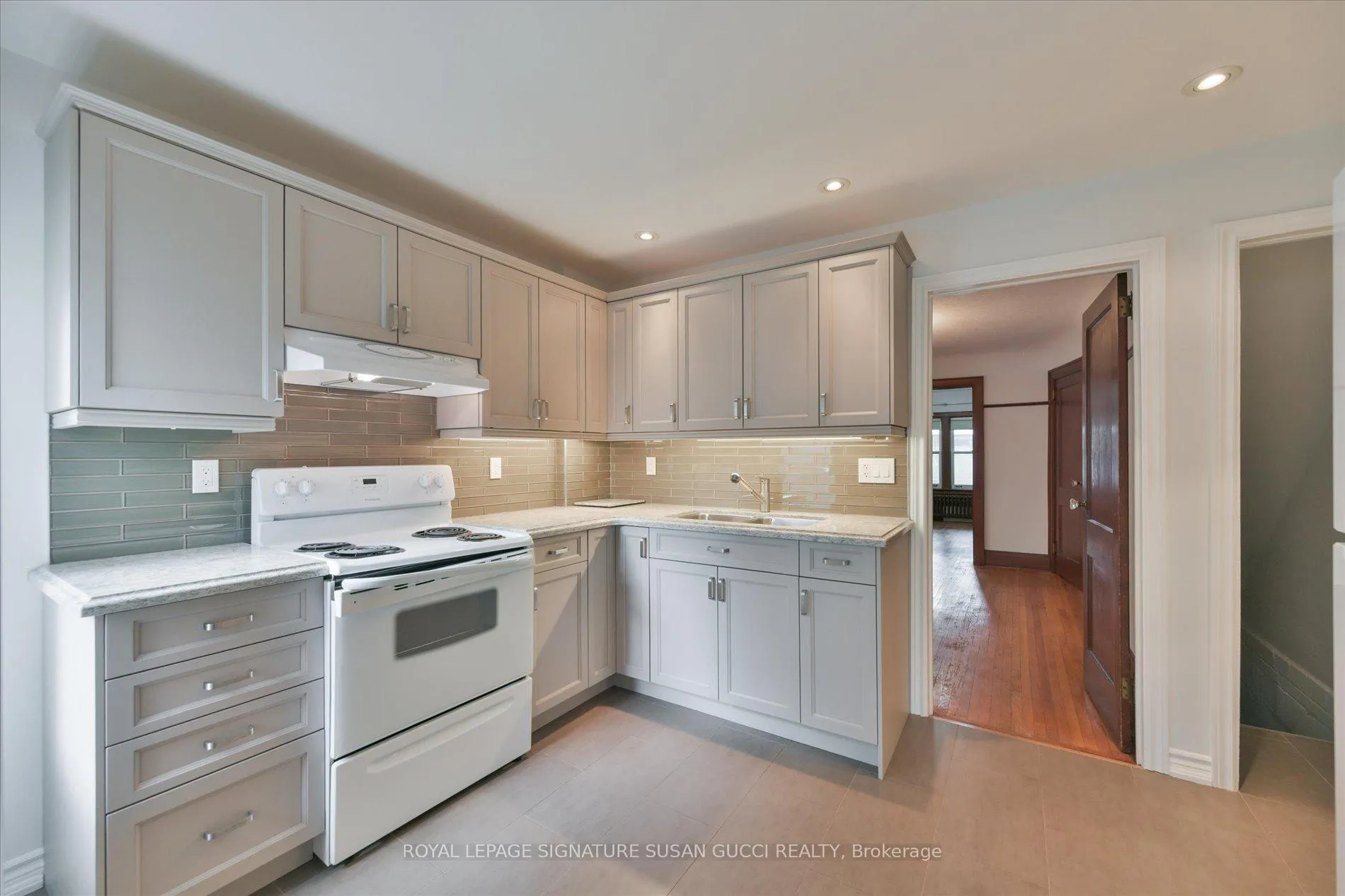 Photo 10 of 20 Bonnie Brae Boulevard, Toronto, Danforth Village-East York — HOMEH
