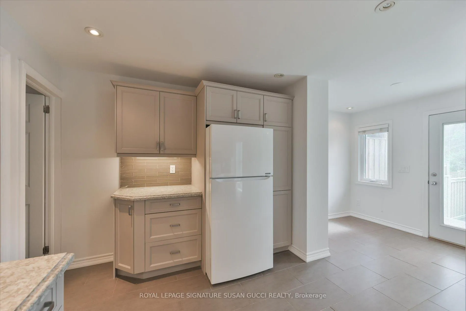 Photo 11 of 20 Bonnie Brae Boulevard, Toronto, Danforth Village-East York — HOMEH