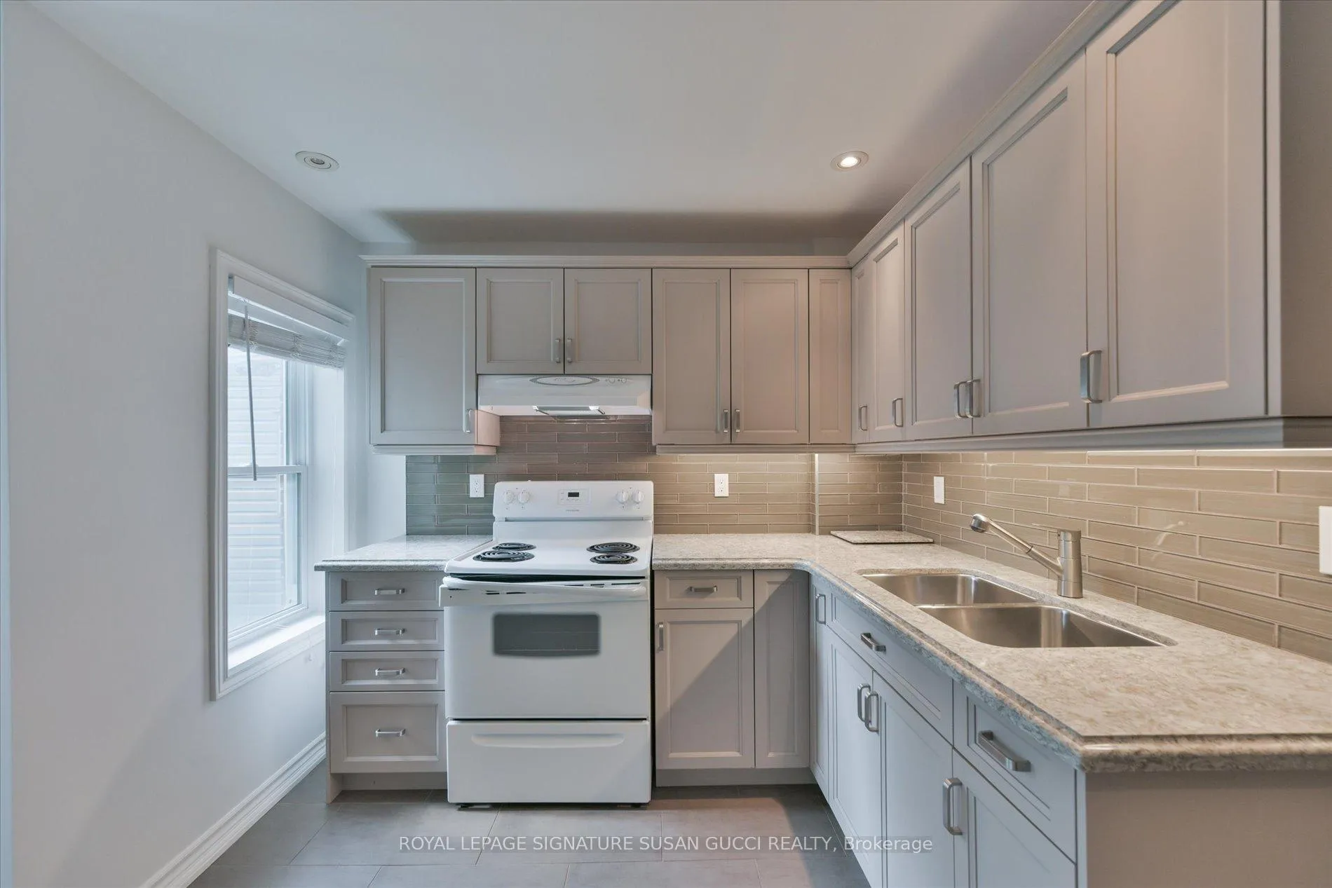 Photo 12 of 20 Bonnie Brae Boulevard, Toronto, Danforth Village-East York — HOMEH