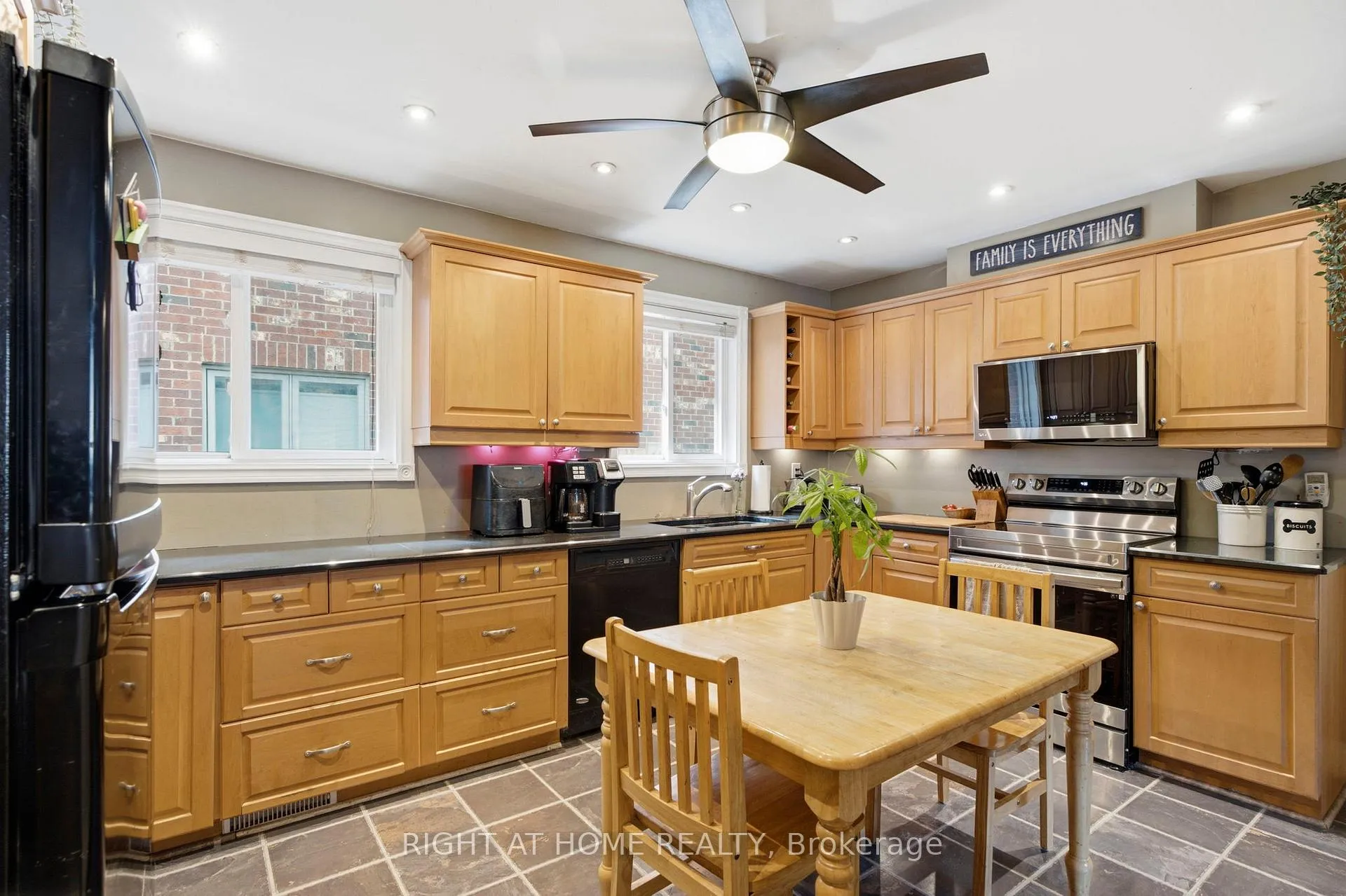 Photo 22 of 33 Benson Avenue, Mississauga, Port Credit — HOMEH