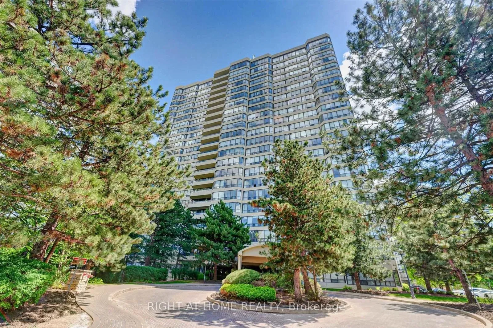 Photo 2 of Unit 1507, 24 Hanover Road, Brampton, Queen Street Corridor — HOMEH