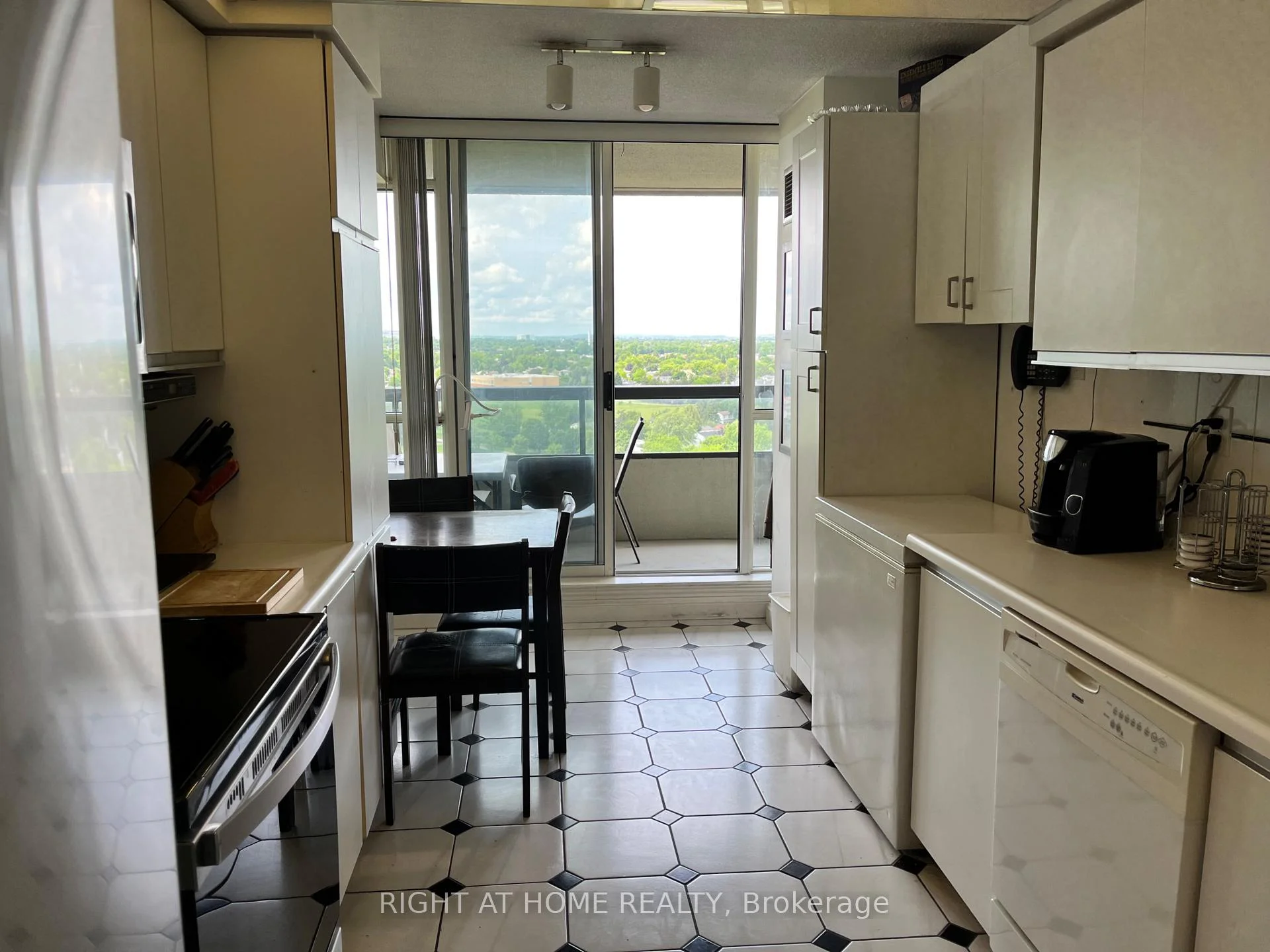 Photo 5 of Unit 1507, 24 Hanover Road, Brampton, Queen Street Corridor — HOMEH