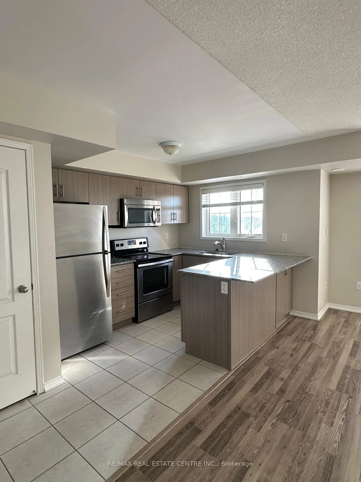 Photo 6 of Unit 10, 2504 Post Road, Oakville, River Oaks — HOMEH