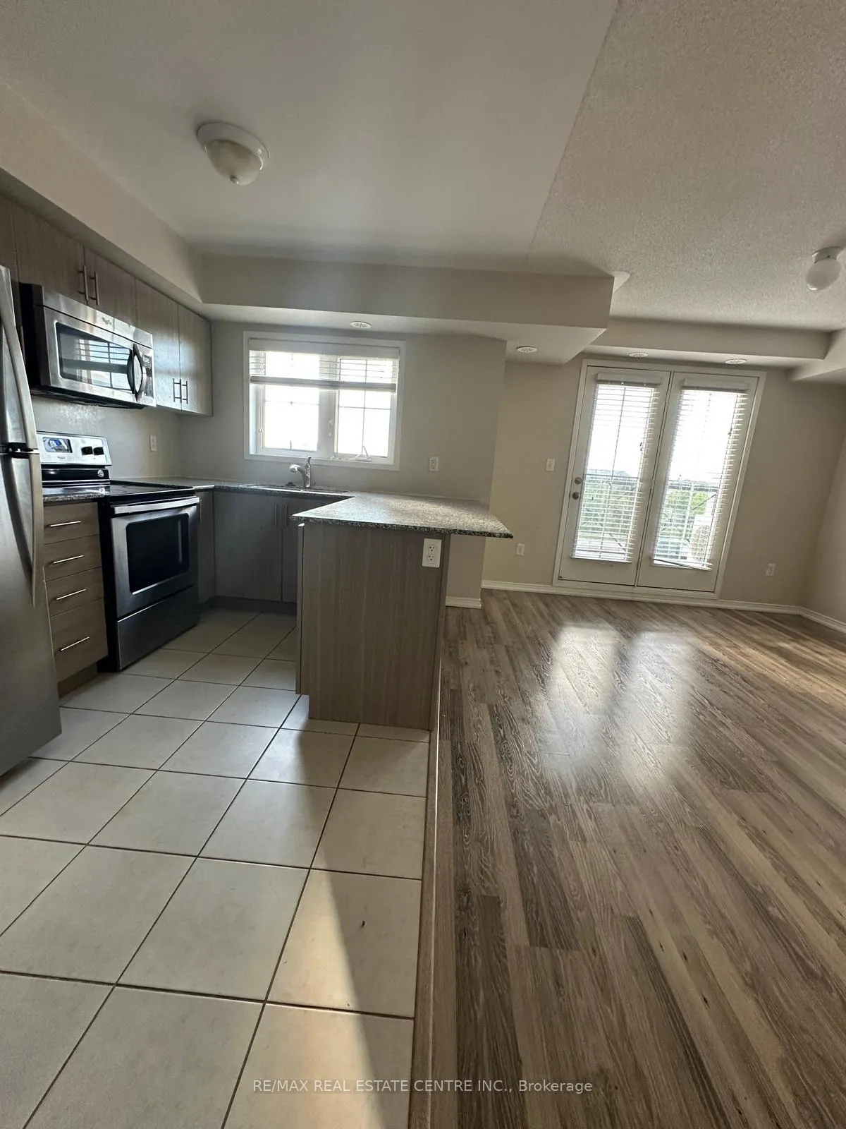 Photo 10 of Unit 10, 2504 Post Road, Oakville, River Oaks — HOMEH