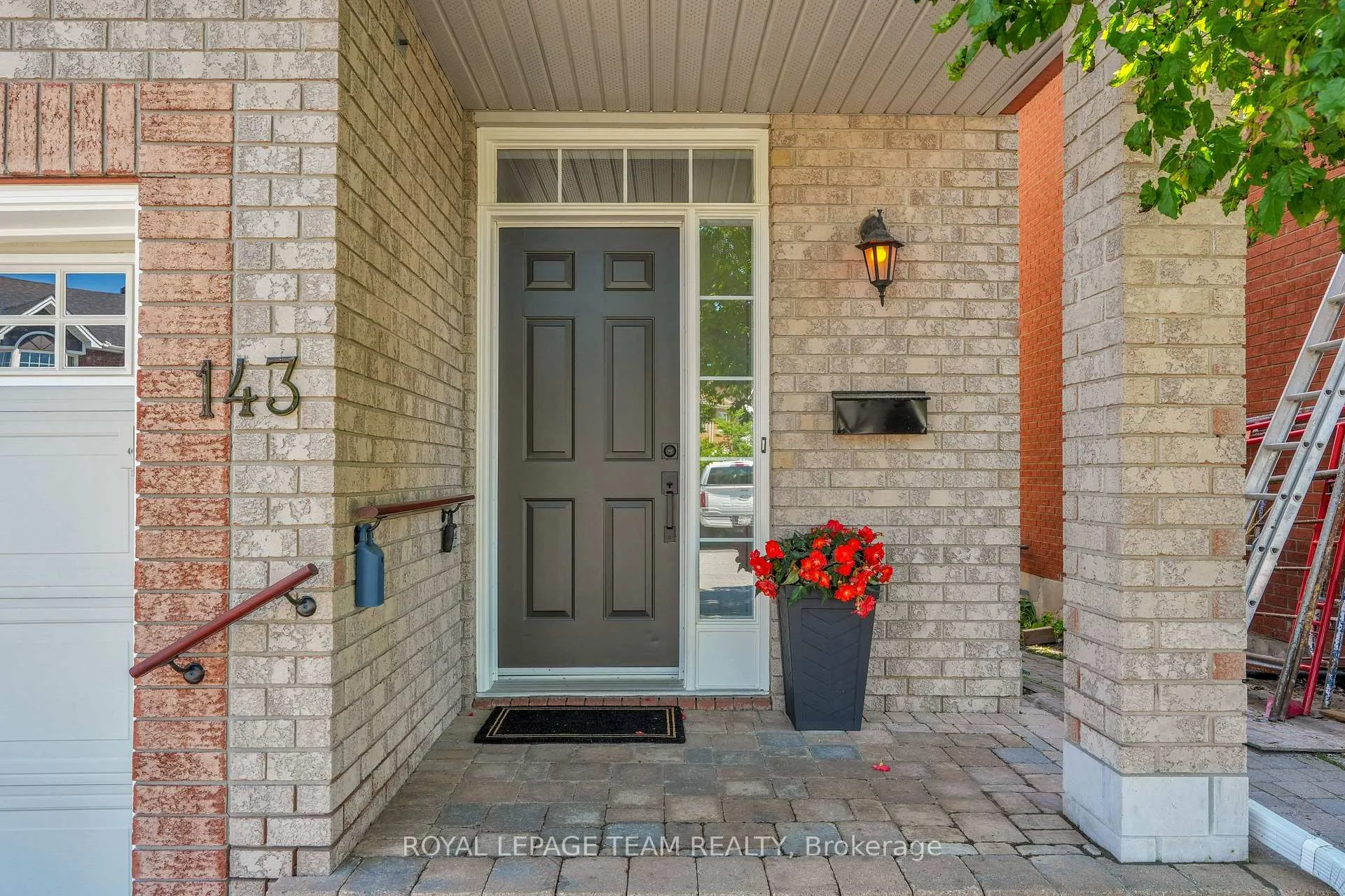 Photo 2 of 143 Tall Oak Private, Ottawa, Riverview Park — HOMEH