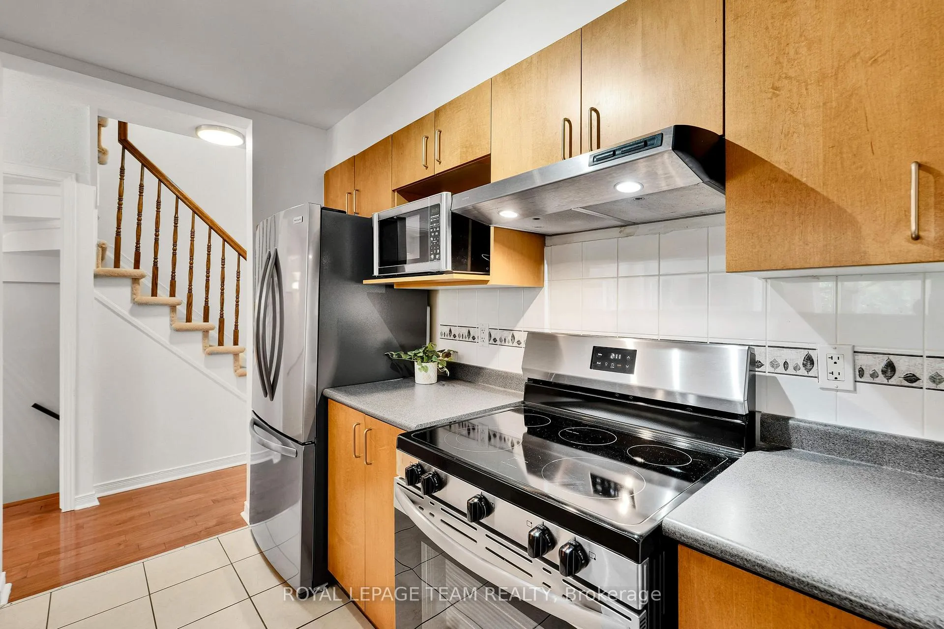 Photo 10 of 143 Tall Oak Private, Ottawa, Riverview Park — HOMEH