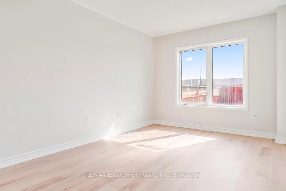 Photo 7 of 4832 Capri Crescent, Burlington, Alton — HOMEH