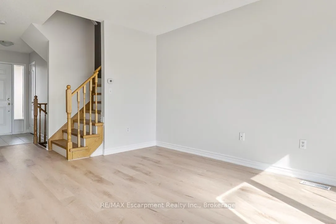 Photo 8 of 4832 Capri Crescent, Burlington, Alton — HOMEH