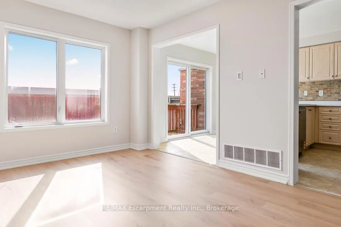 Photo 9 of 4832 Capri Crescent, Burlington, Alton — HOMEH