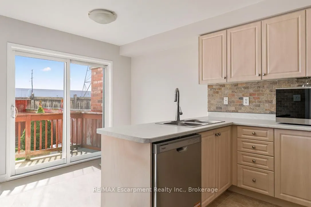 Photo 13 of 4832 Capri Crescent, Burlington, Alton — HOMEH