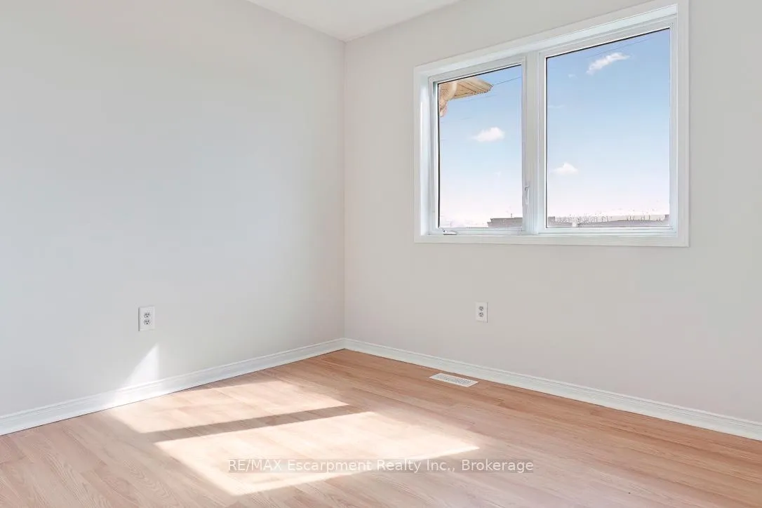 Photo 20 of 4832 Capri Crescent, Burlington, Alton — HOMEH