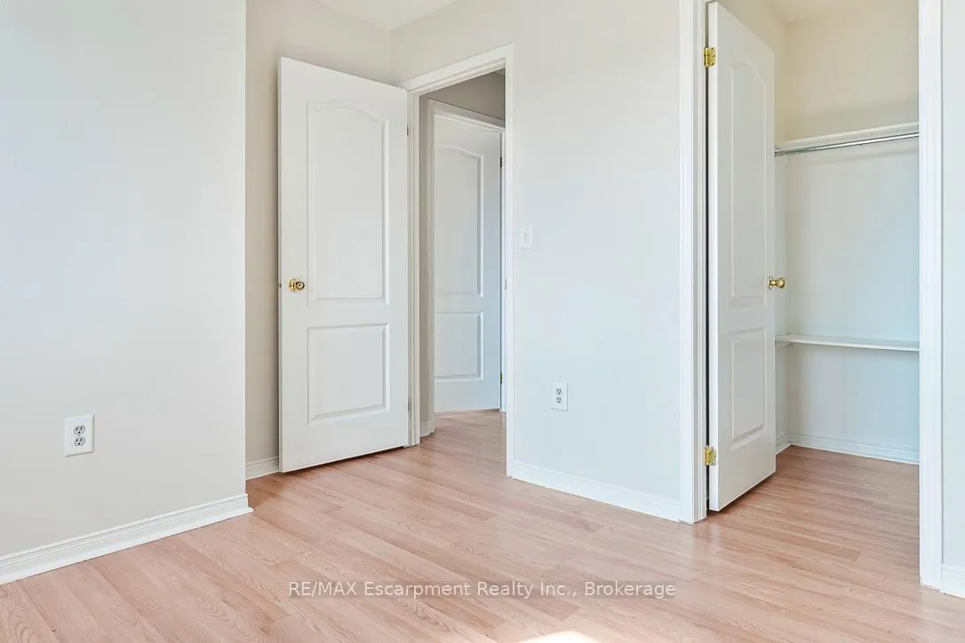 Photo 21 of 4832 Capri Crescent, Burlington, Alton — HOMEH