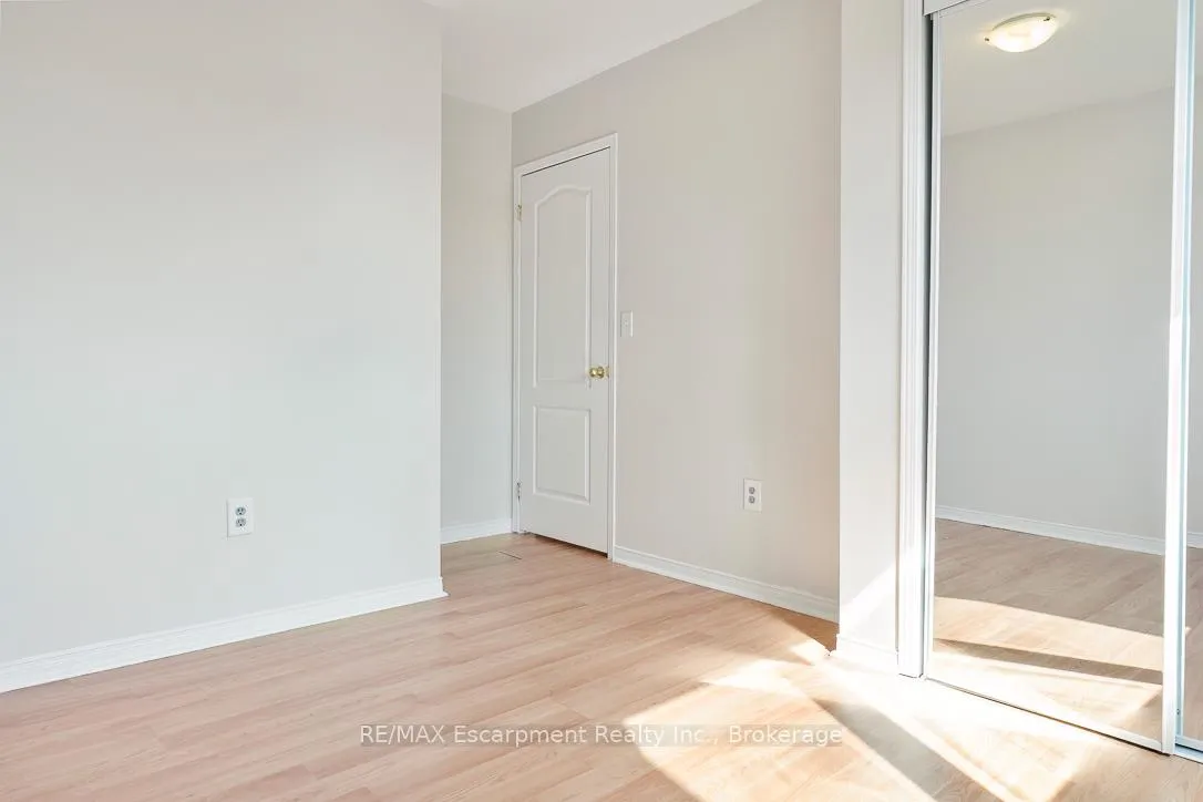 Photo 26 of 4832 Capri Crescent, Burlington, Alton — HOMEH