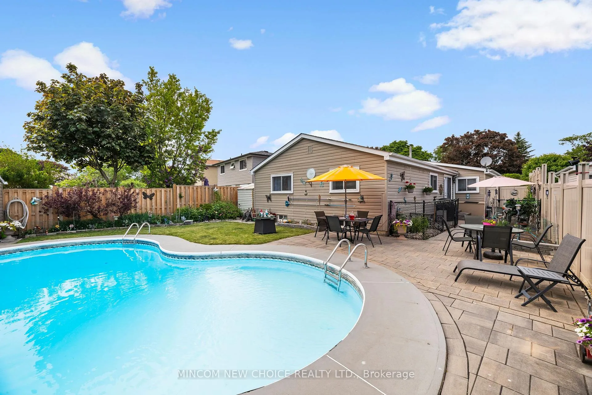 Photo 2 of 5 Bolland Crescent, Ajax, South West — HOMEH
