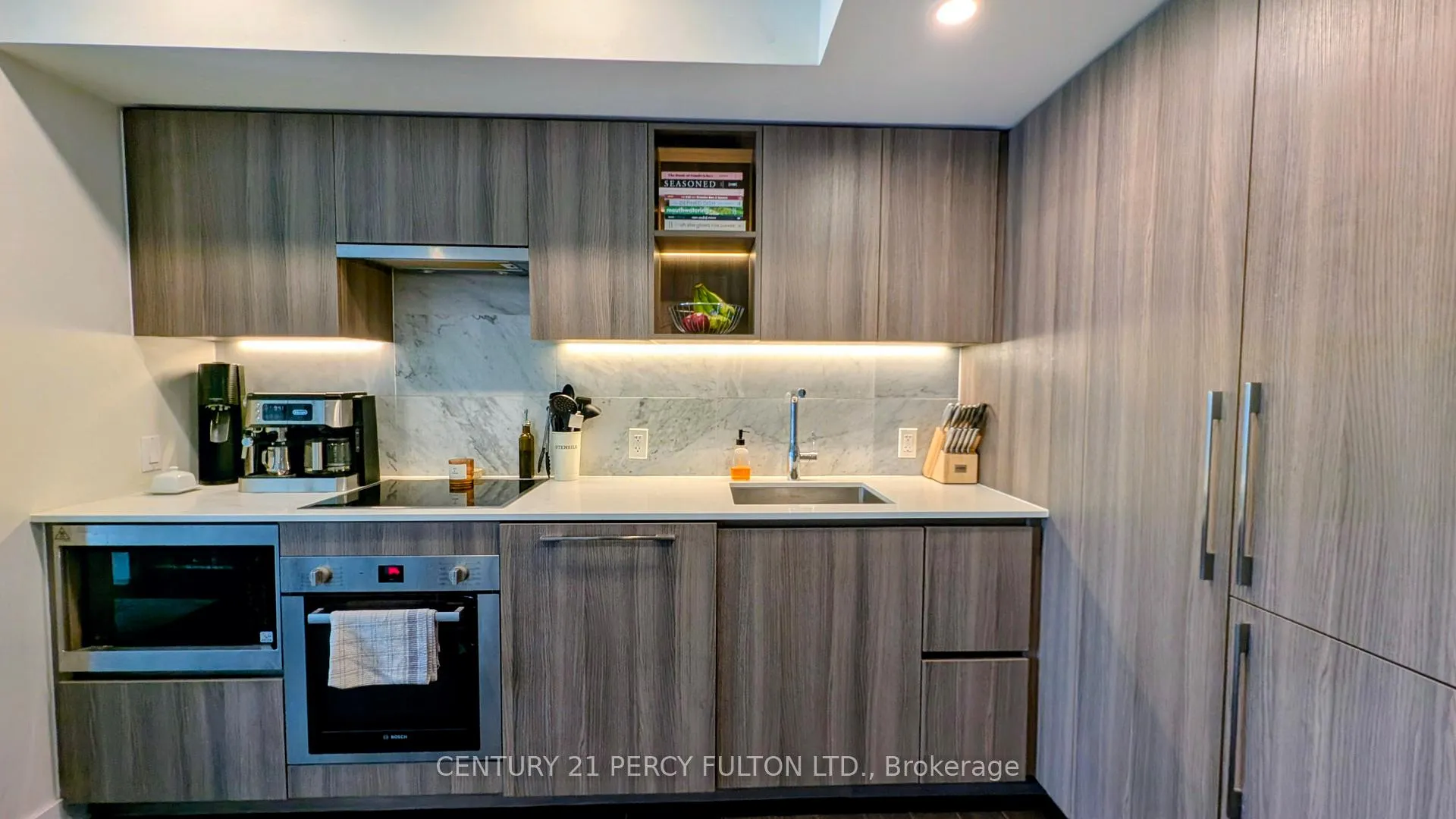 Photo 3 of Unit 808, 17 Bathurst Street, Toronto, Waterfront Communities — HOMEH