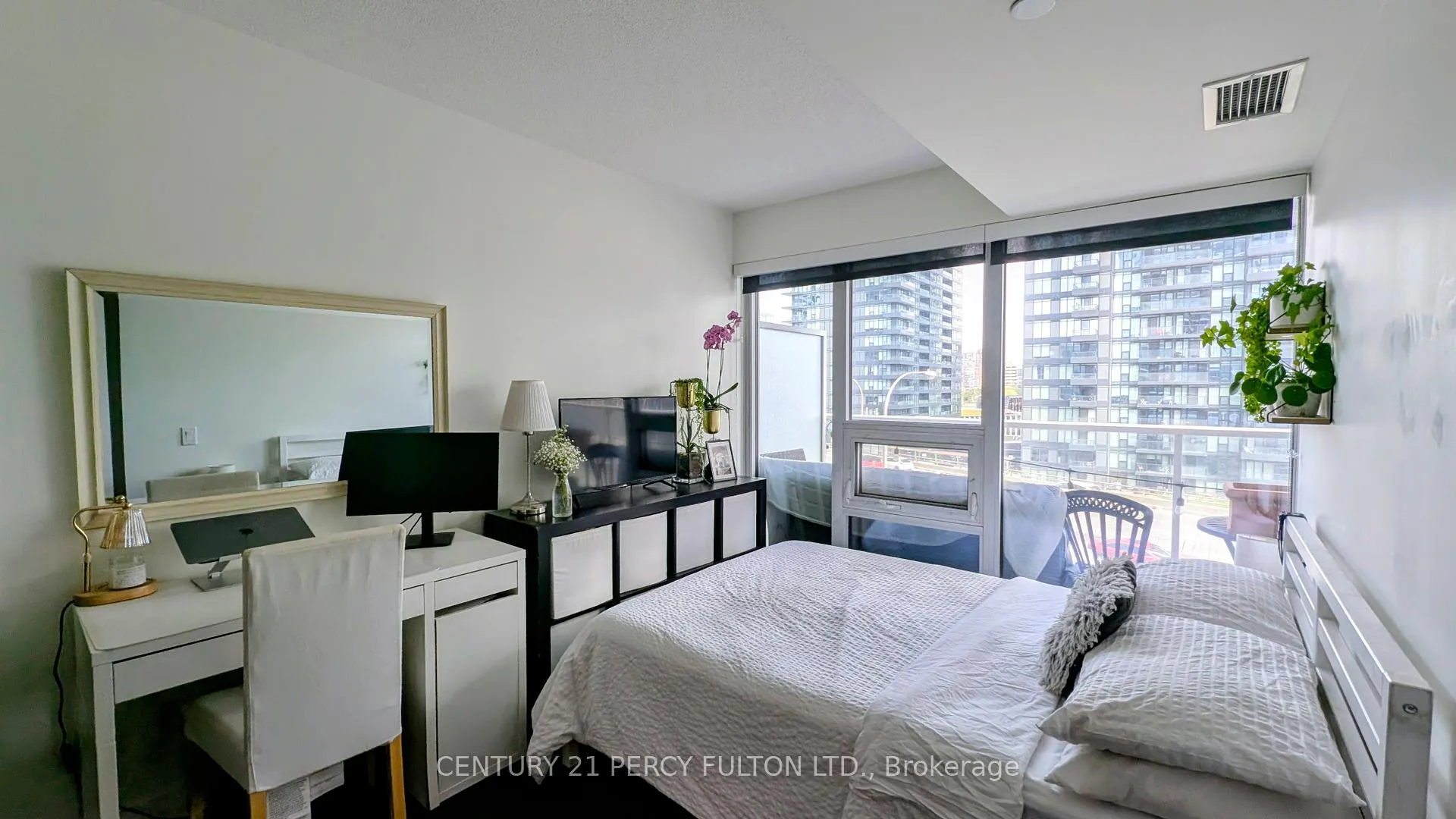 Photo 6 of Unit 808, 17 Bathurst Street, Toronto, Waterfront Communities — HOMEH