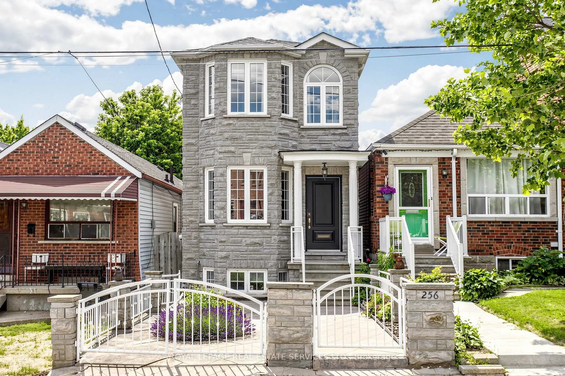 Front of 256 Earlscourt Avenue