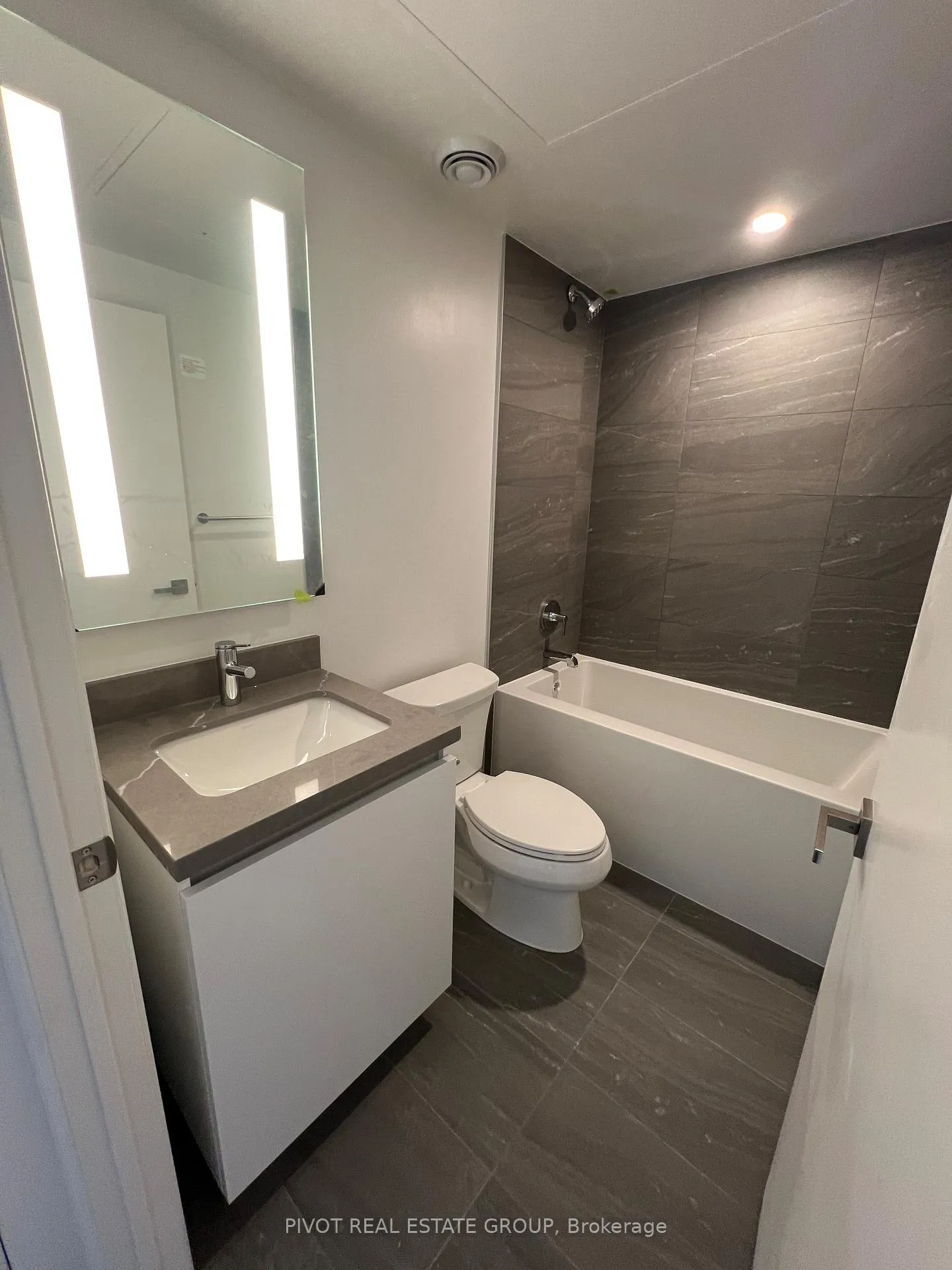 Photo 4 of Unit 1606, 4015 The Exchange, Mississauga, City Centre — HOMEH