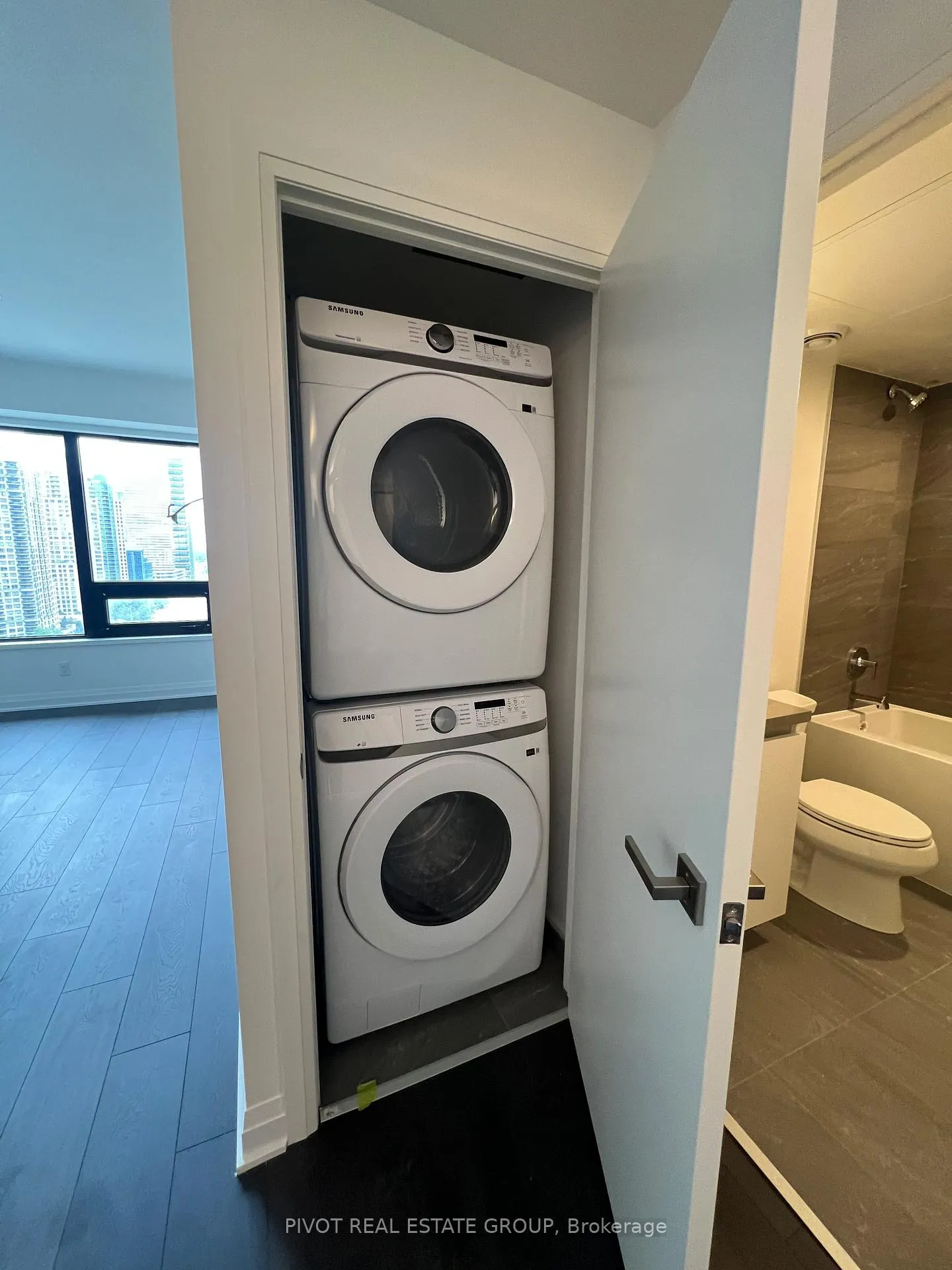 Photo 5 of Unit 1606, 4015 The Exchange, Mississauga, City Centre — HOMEH