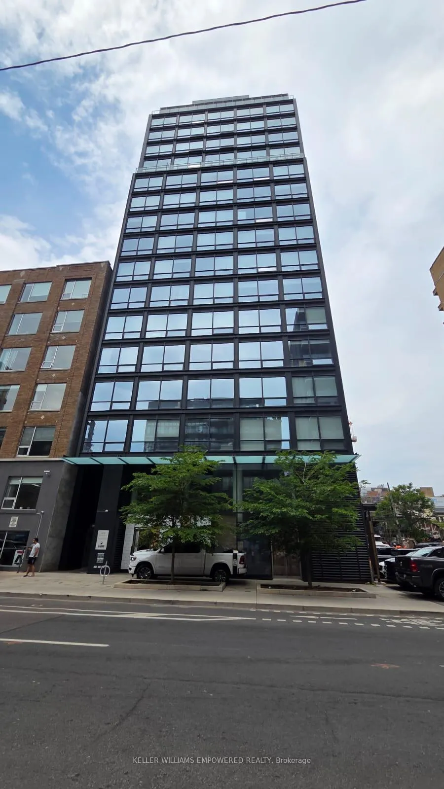 Front of Unit 1404, 458 Richmond Street W