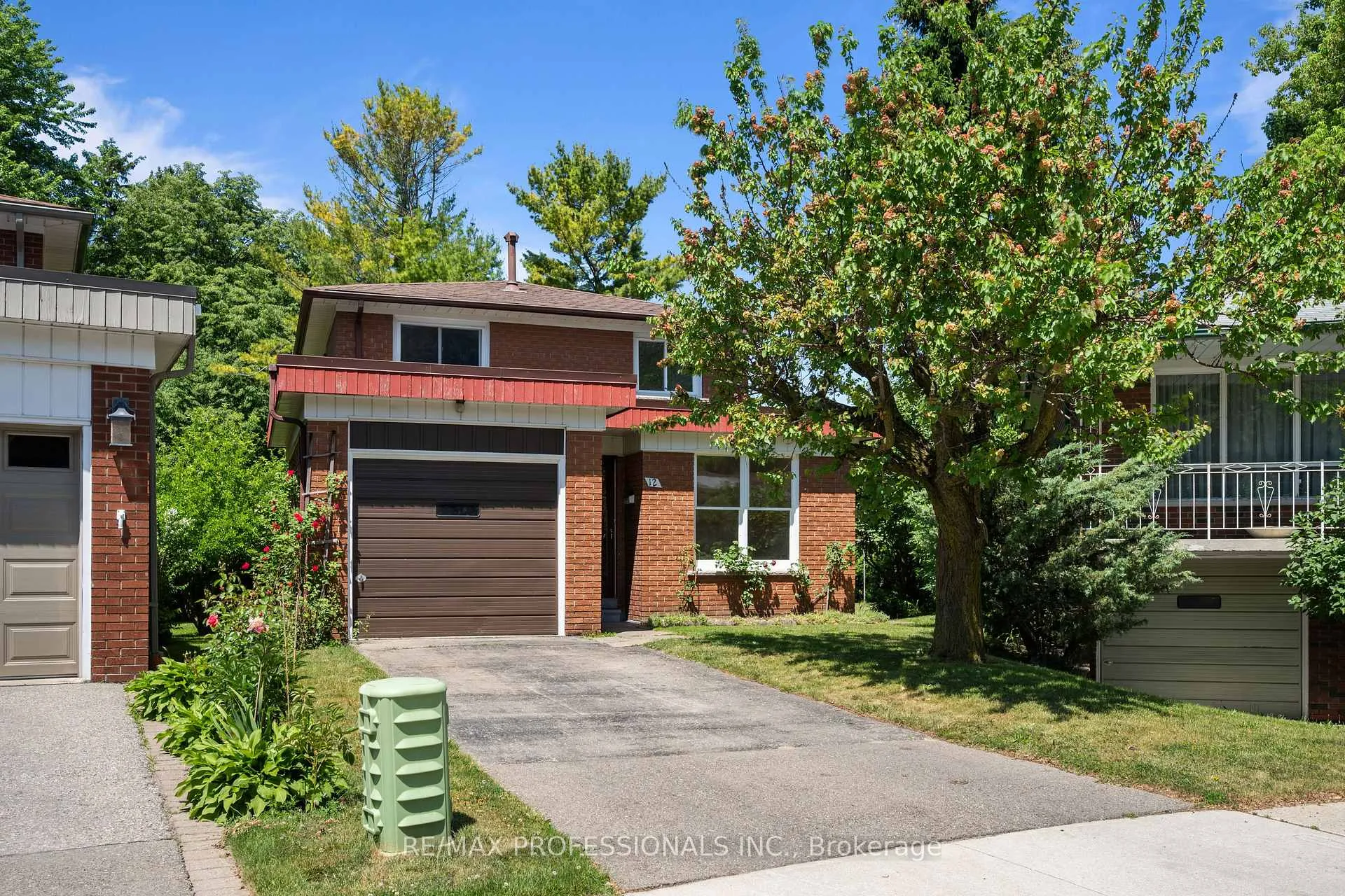 Photo 2 of 12 Ormskirk Court, Toronto, High Park-Swansea — HOMEH