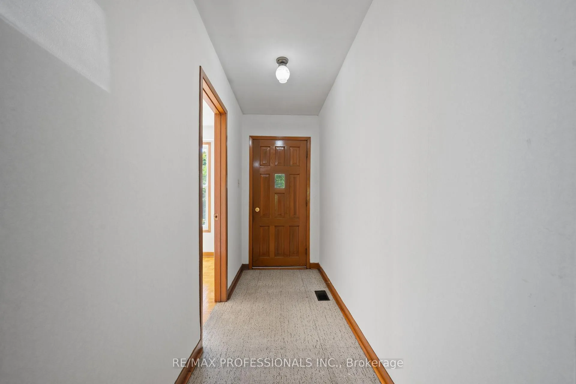 Photo 4 of 12 Ormskirk Court, Toronto, High Park-Swansea — HOMEH