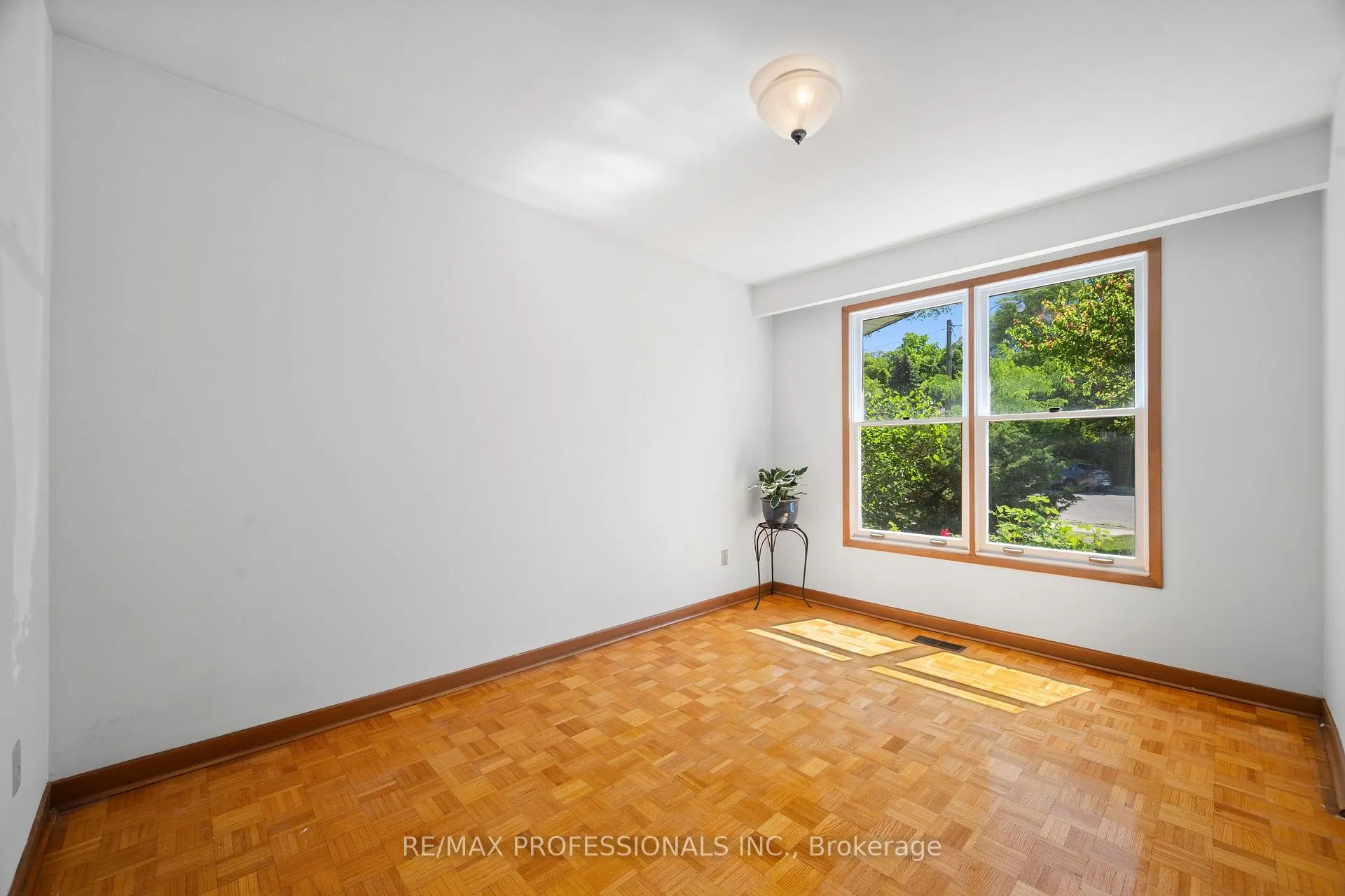 Photo 5 of 12 Ormskirk Court, Toronto, High Park-Swansea — HOMEH