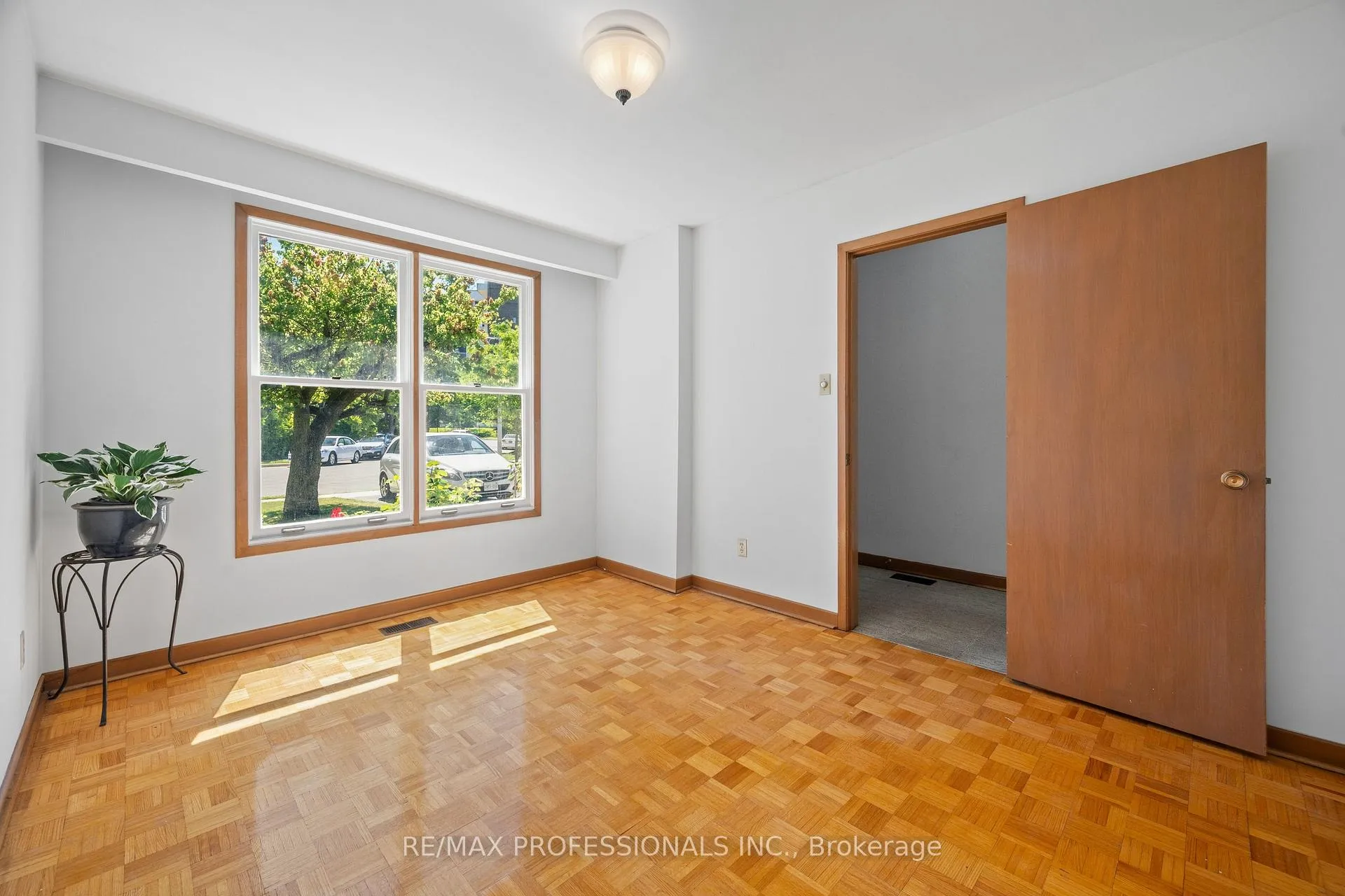 Photo 6 of 12 Ormskirk Court, Toronto, High Park-Swansea — HOMEH