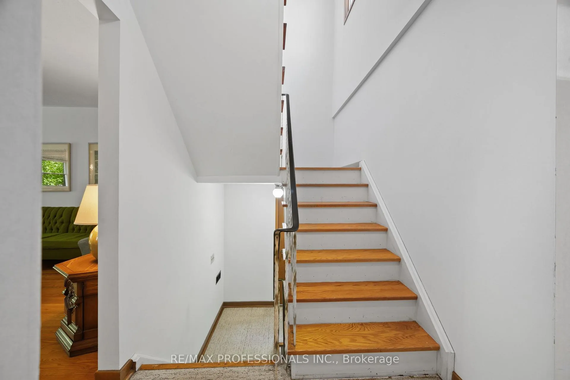 Photo 7 of 12 Ormskirk Court, Toronto, High Park-Swansea — HOMEH