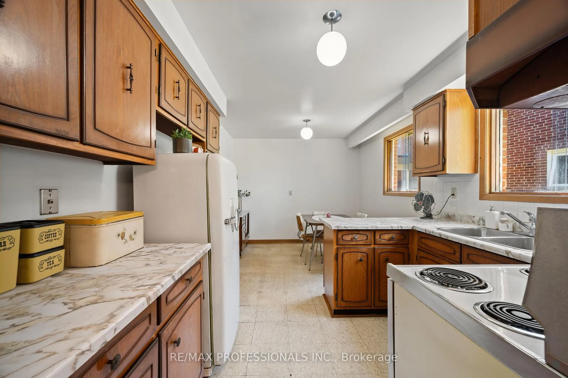 Photo 16 of 12 Ormskirk Court, Toronto, High Park-Swansea — HOMEH