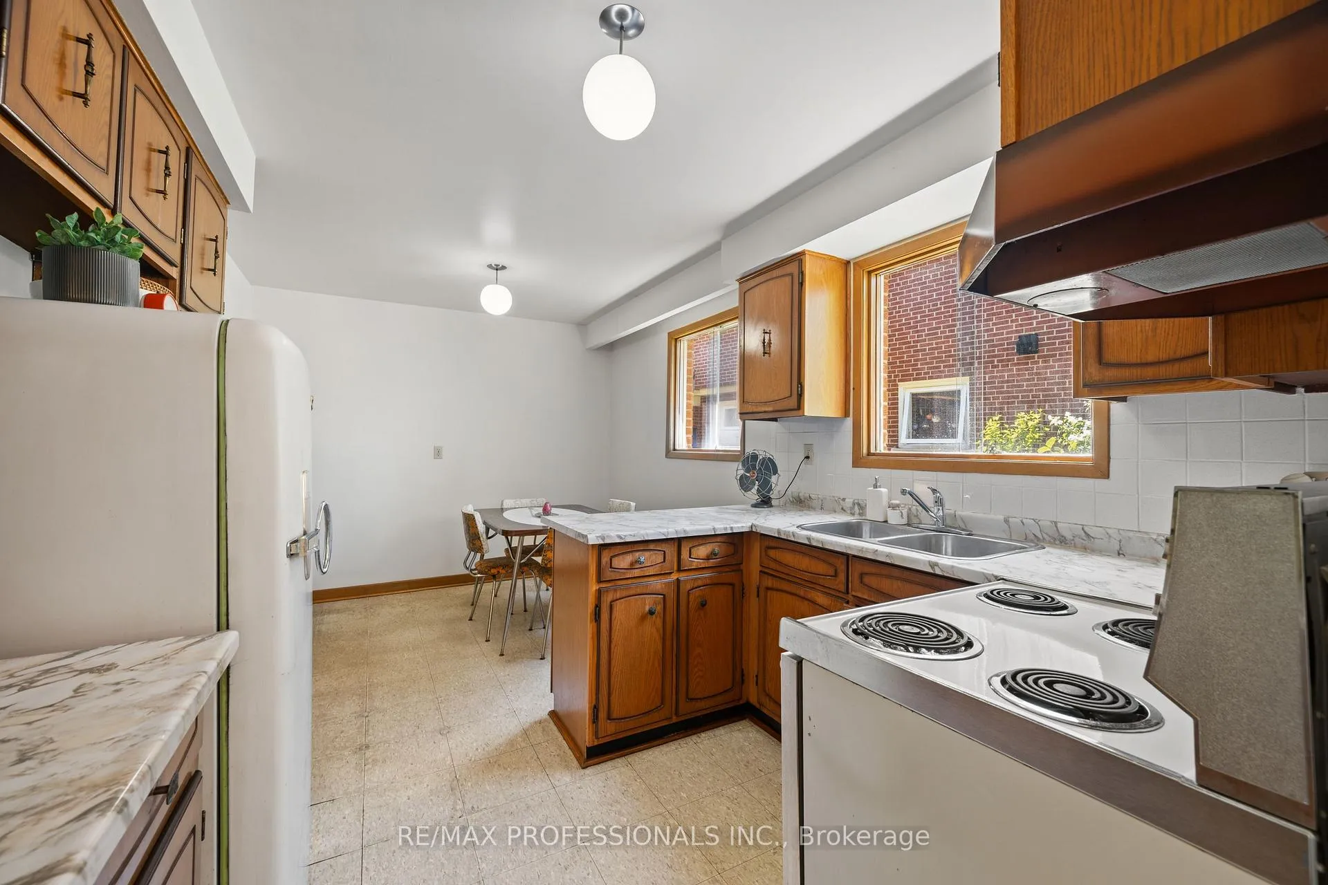 Photo 18 of 12 Ormskirk Court, Toronto, High Park-Swansea — HOMEH