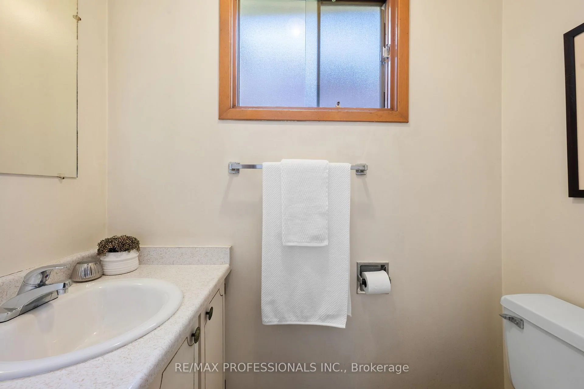 Photo 23 of 12 Ormskirk Court, Toronto, High Park-Swansea — HOMEH