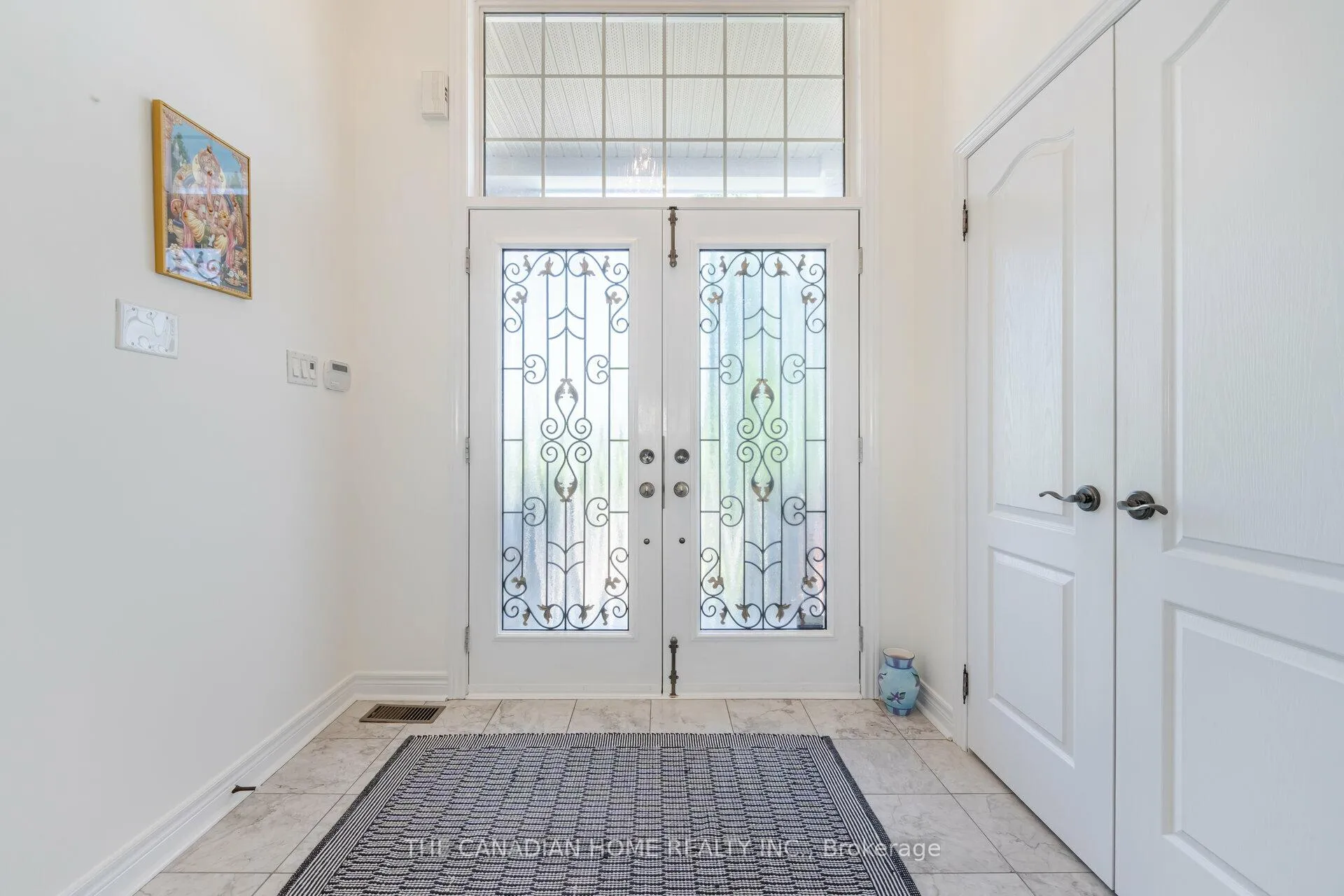 Photo 4 of 112 Muret Crescent, Vaughan, Patterson — HOMEH