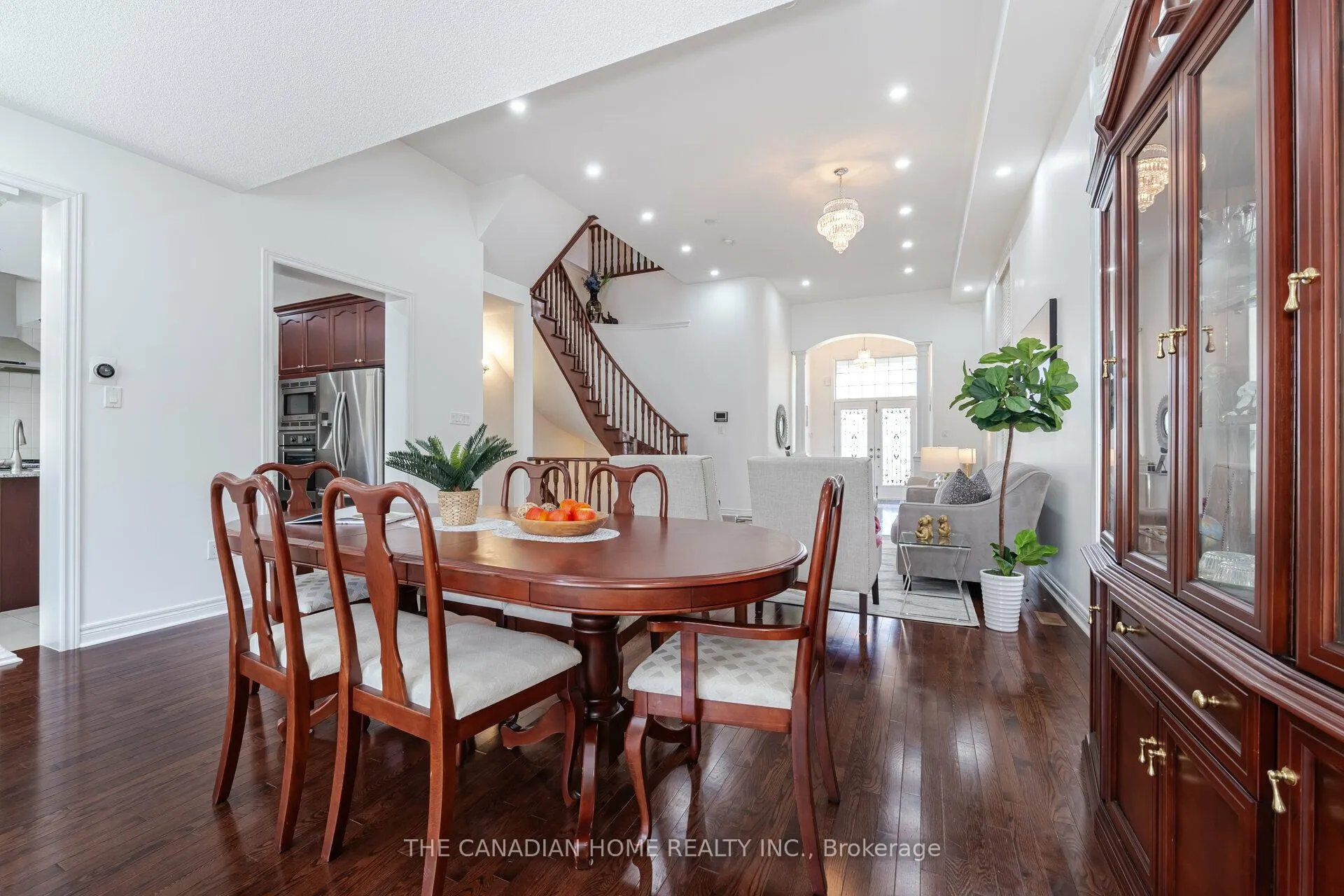 Photo 10 of 112 Muret Crescent, Vaughan, Patterson — HOMEH