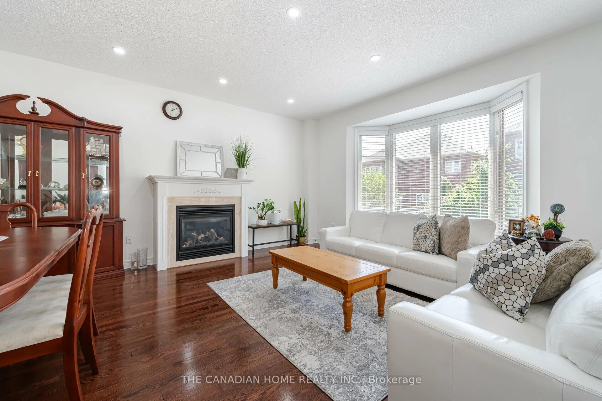Photo 11 of 112 Muret Crescent, Vaughan, Patterson — HOMEH